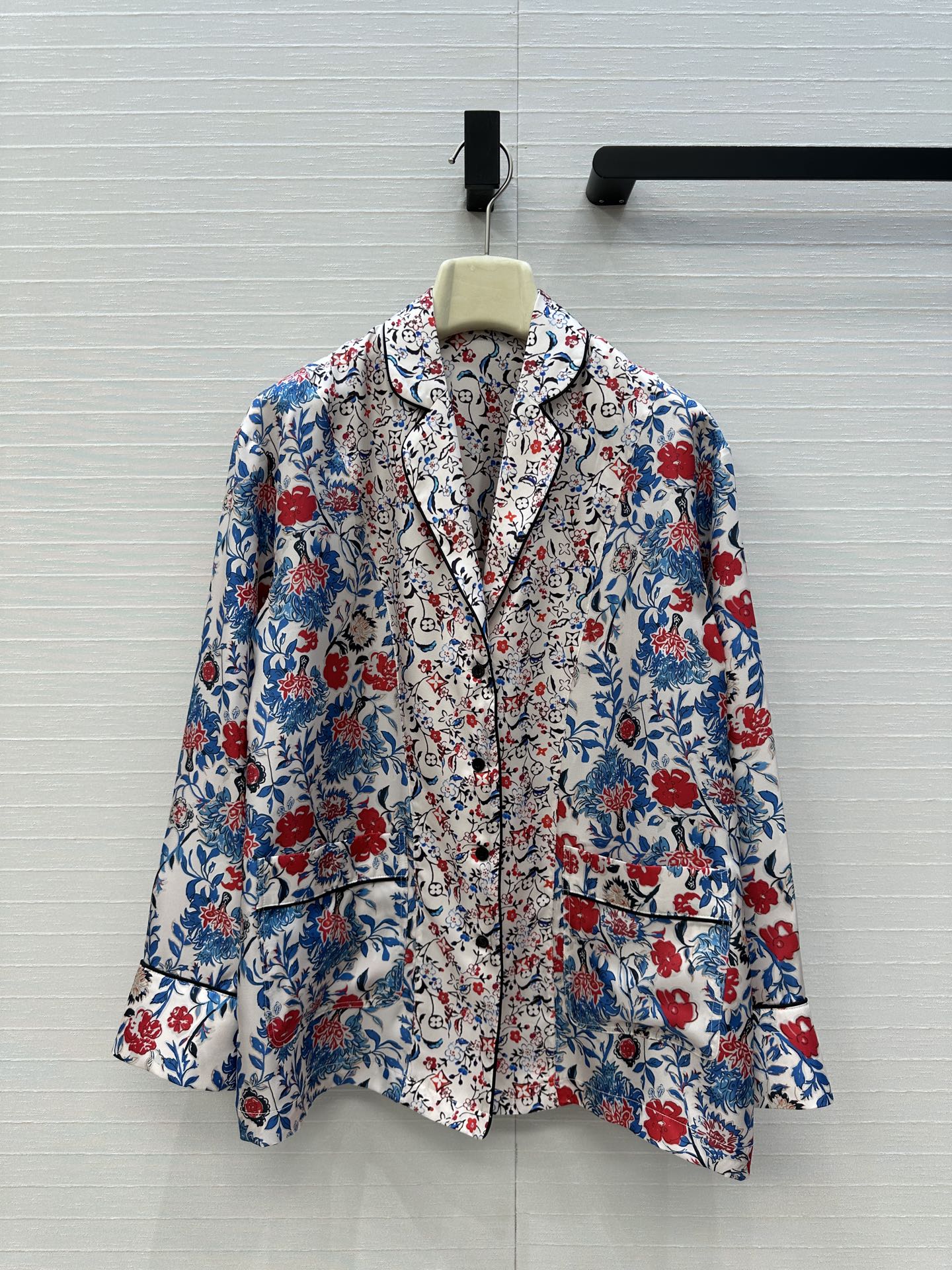 “Louis v. Sea Island Holiday Series Women’s Silk Suit: Classic Fashion Recommendation”