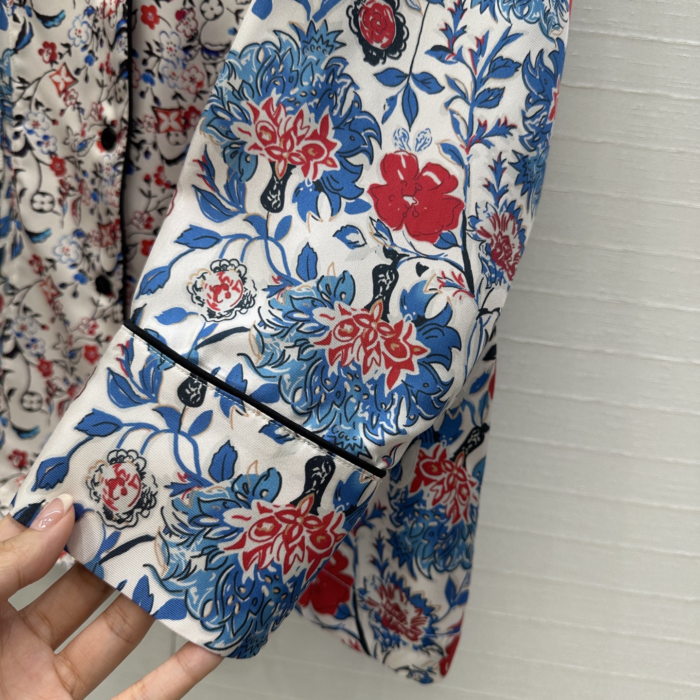 “Louis v. Sea Island Holiday Series Women’s Silk Suit: Classic Fashion Recommendation” - 图片 6