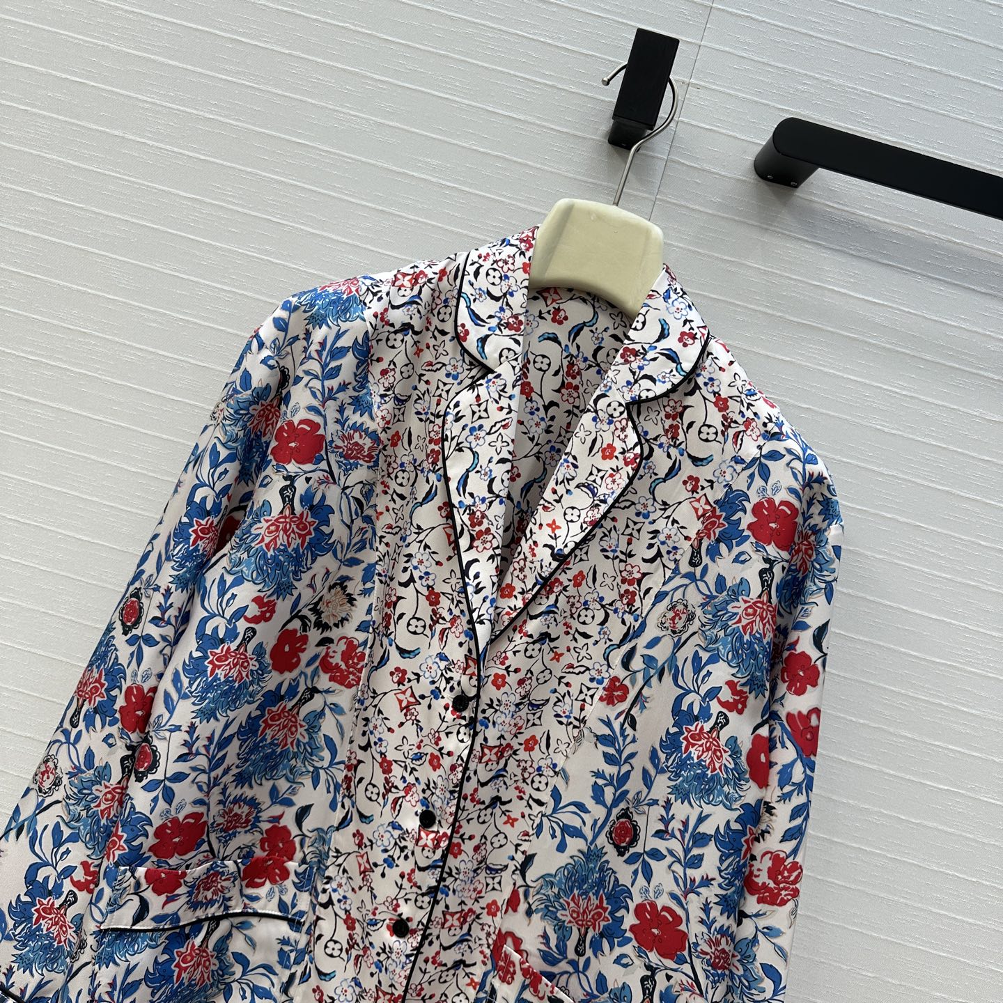 “Louis v. Sea Island Holiday Series Women’s Silk Suit: Classic Fashion Recommendation” - 图片 2