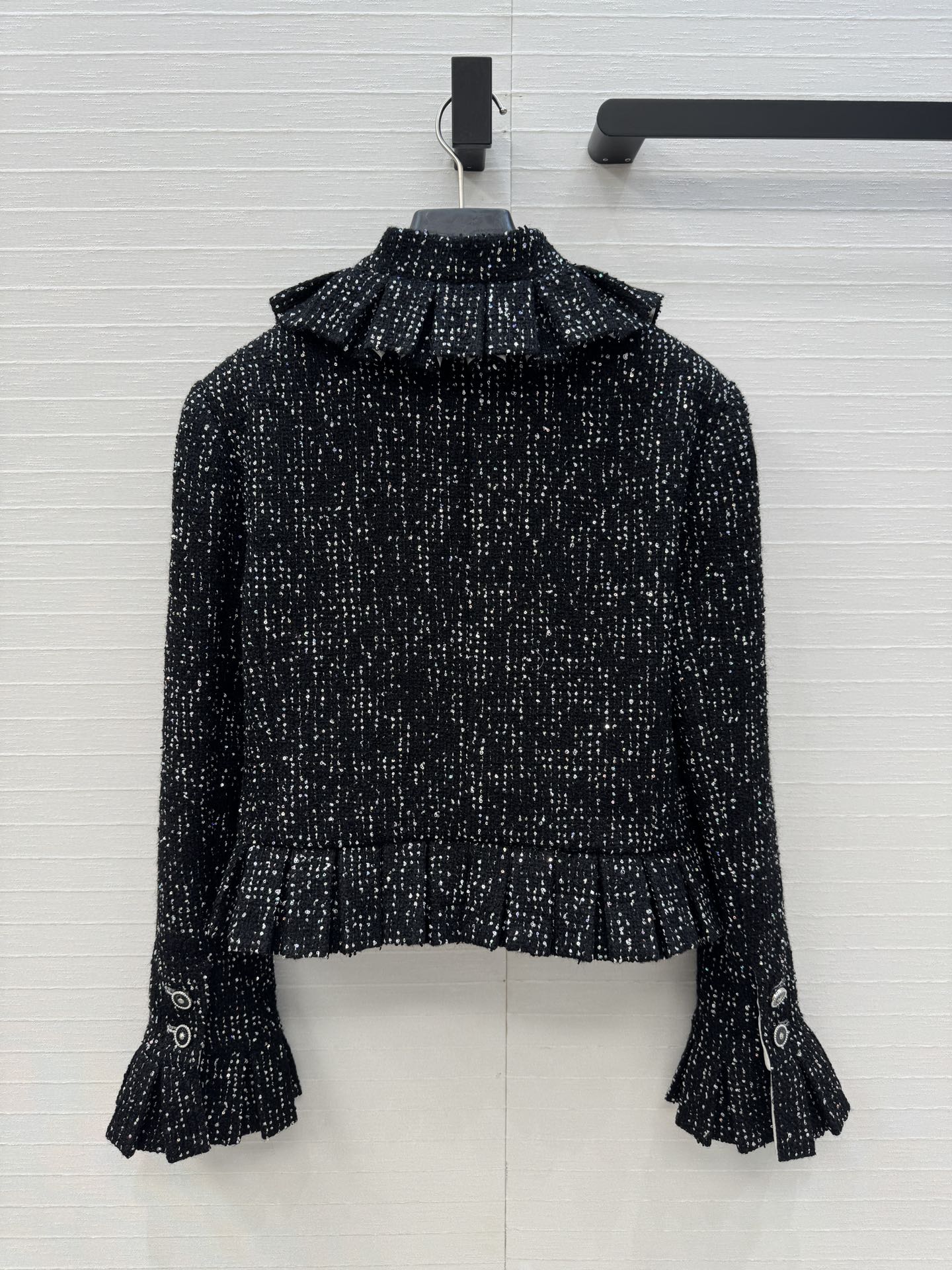 原版100%真丝里衬！
原版高端品质❤️Chan*l 25a新品！法式宫廷风亮片黑色软花呢外套！绝美王炸