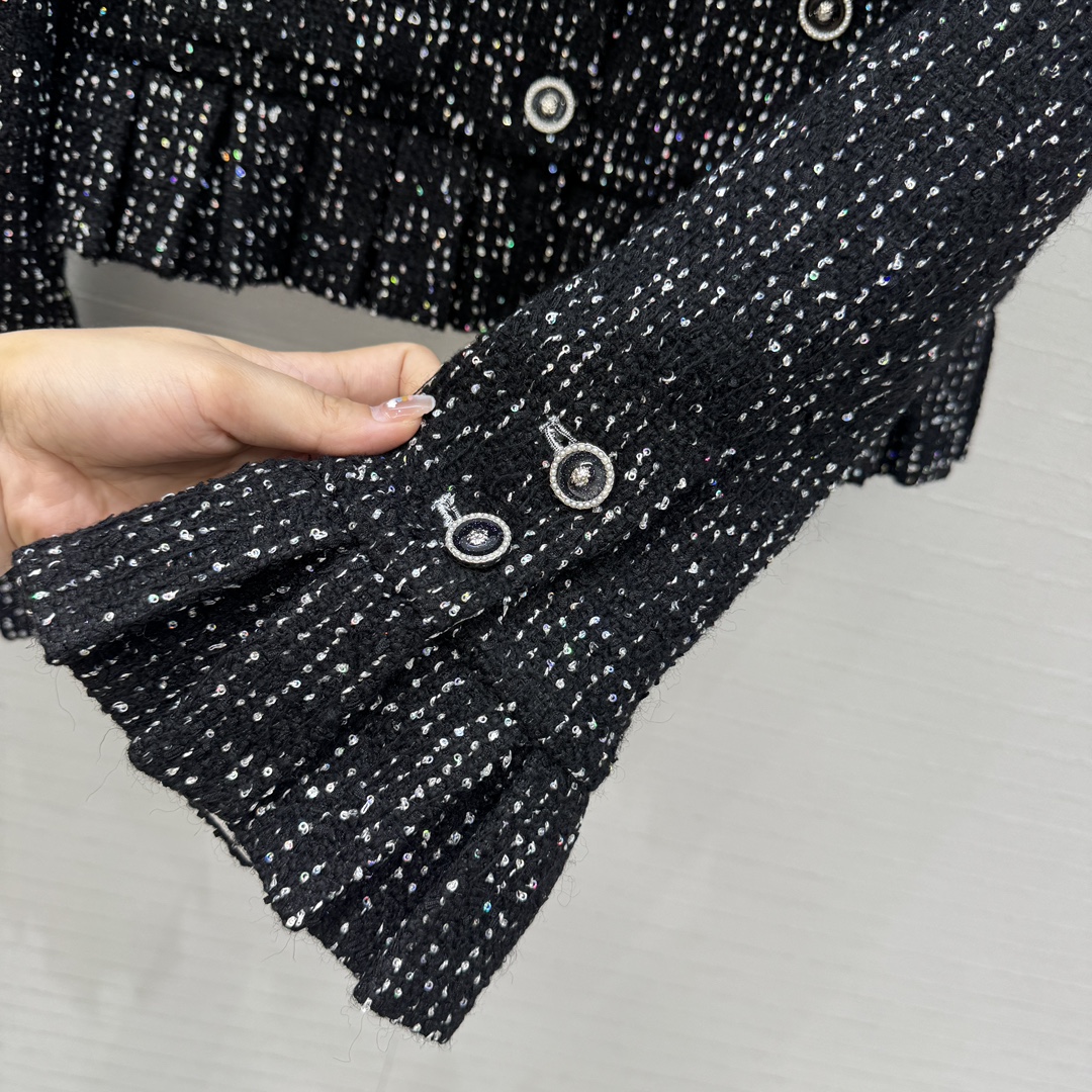 原版100%真丝里衬！
原版高端品质❤️Chan*l 25a新品！法式宫廷风亮片黑色软花呢外套！绝美王炸