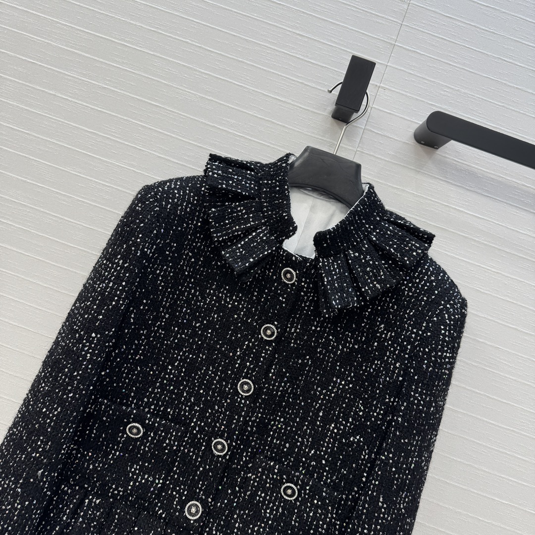 原版100%真丝里衬！
原版高端品质❤️Chan*l 25a新品！法式宫廷风亮片黑色软花呢外套！绝美王炸