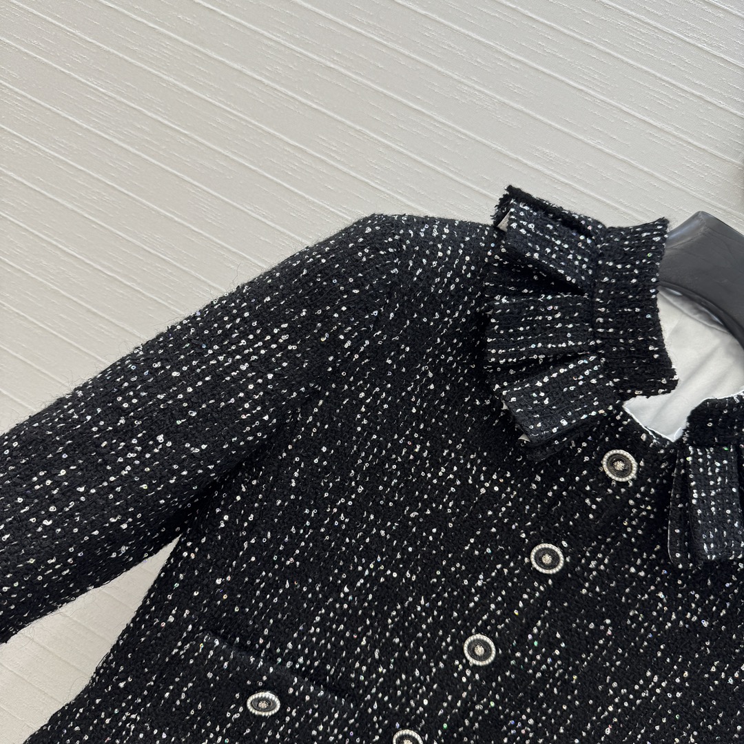 原版100%真丝里衬！
原版高端品质❤️Chan*l 25a新品！法式宫廷风亮片黑色软花呢外套！绝美王炸