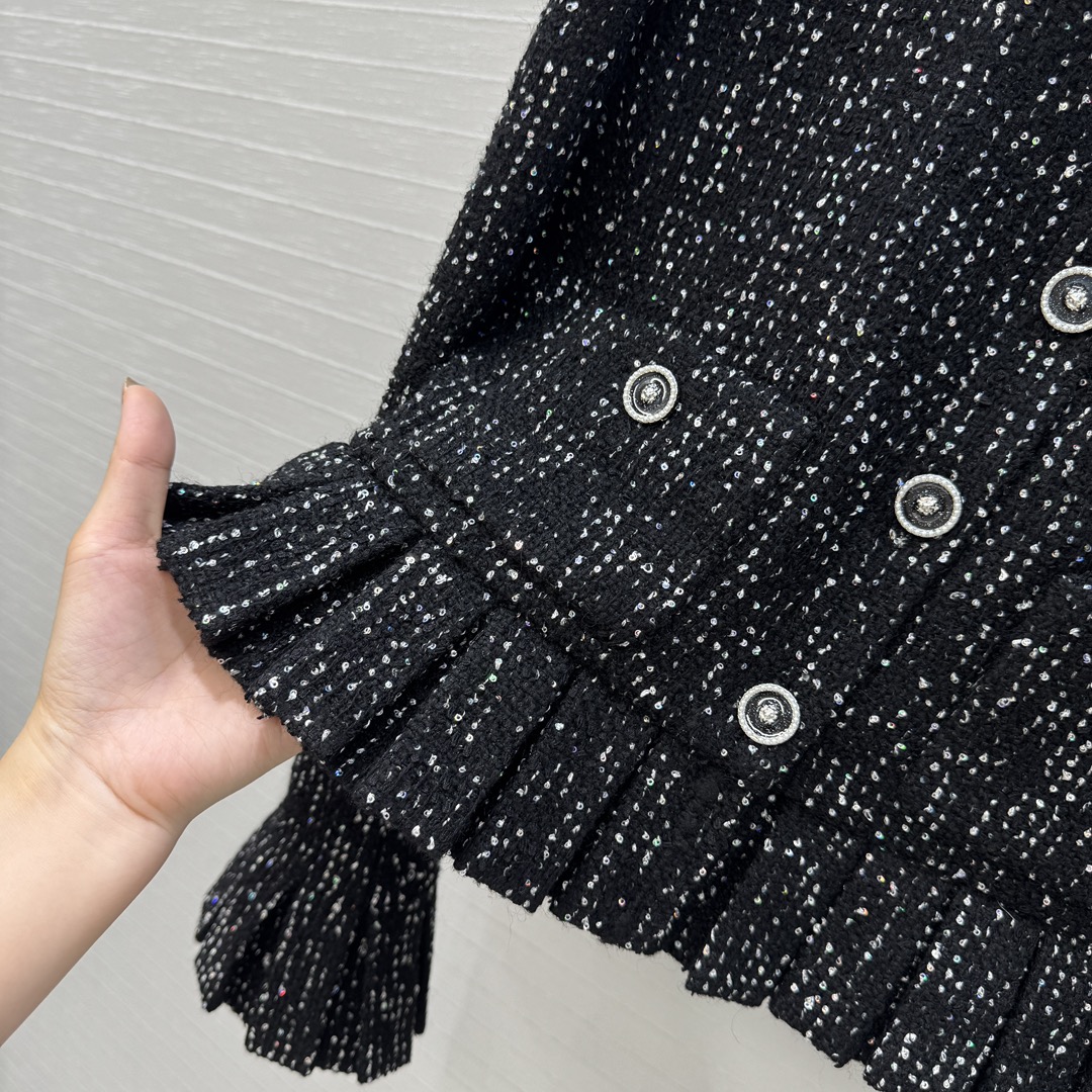 原版100%真丝里衬！
原版高端品质❤️Chan*l 25a新品！法式宫廷风亮片黑色软花呢外套！绝美王炸