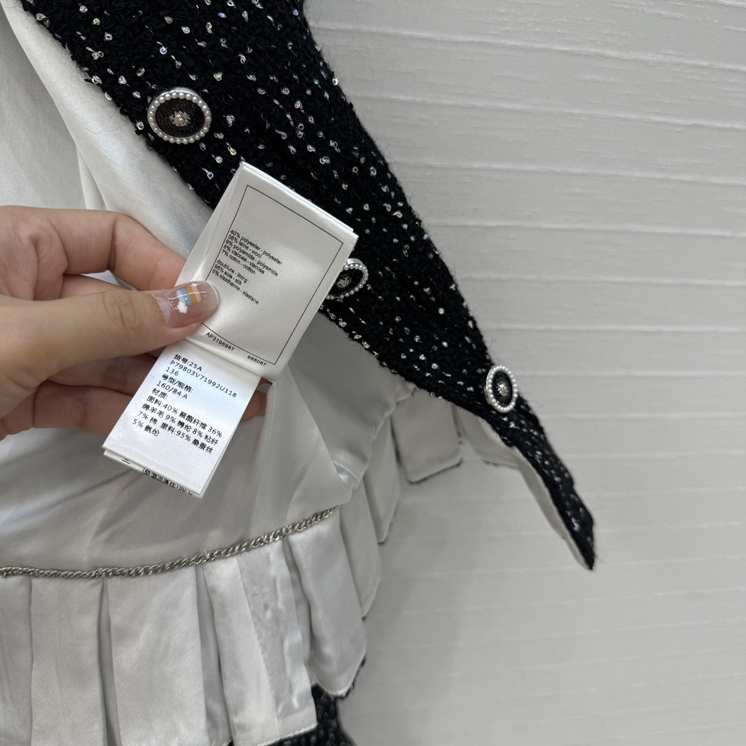 原版100%真丝里衬！
原版高端品质❤️Chan*l 25a新品！法式宫廷风亮片黑色软花呢外套！绝美王炸