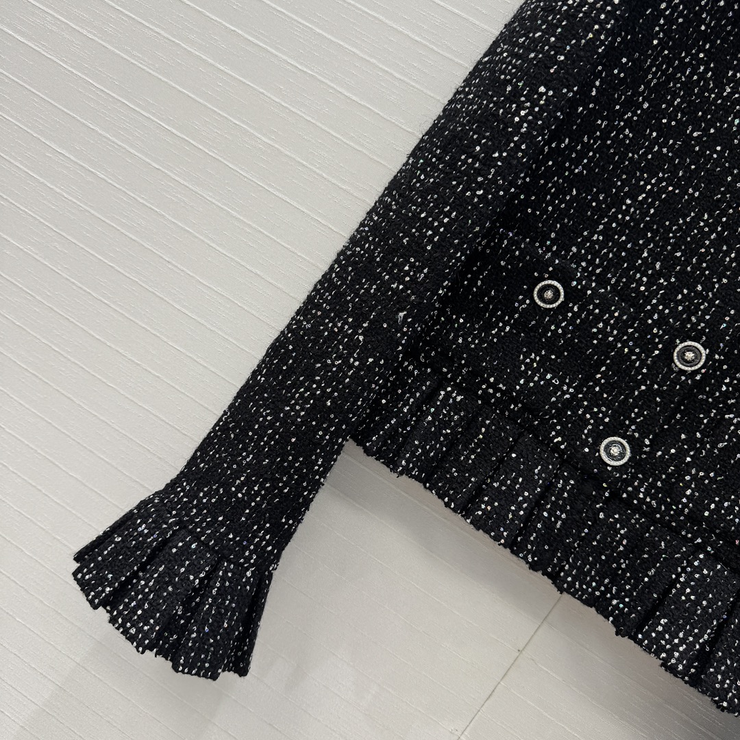 原版100%真丝里衬！
原版高端品质❤️Chan*l 25a新品！法式宫廷风亮片黑色软花呢外套！绝美王炸