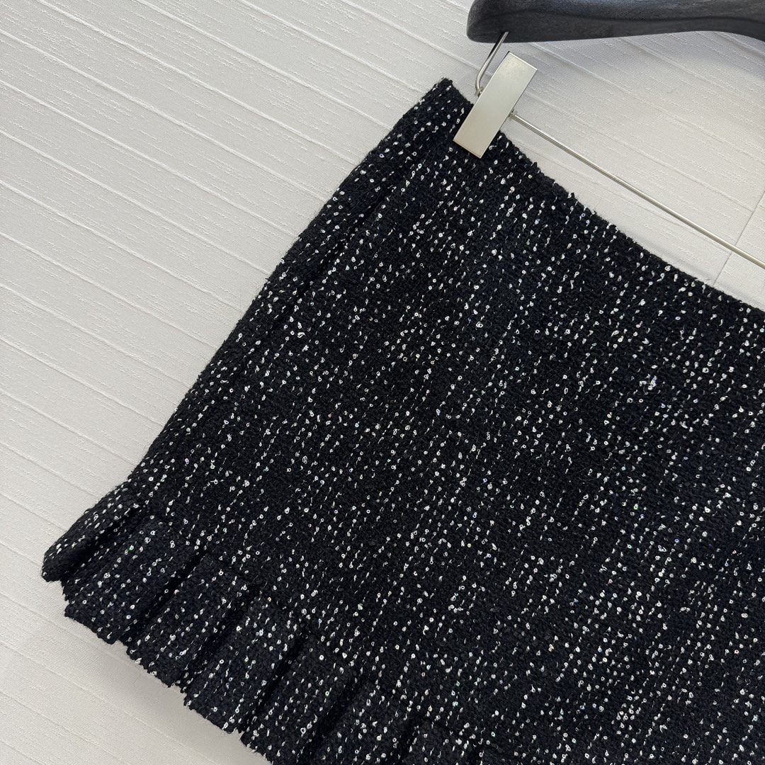 原版100%真丝里衬！
原版高端品质❤️Chan*l 25a新品！法式宫廷风亮片黑色软花呢半裙！绝美王炸