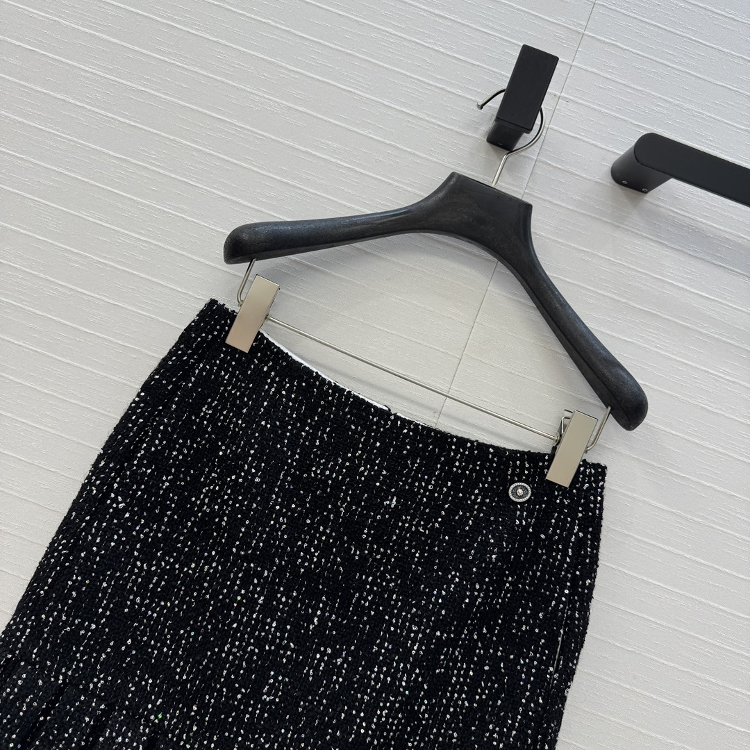 原版100%真丝里衬！
原版高端品质❤️Chan*l 25a新品！法式宫廷风亮片黑色软花呢半裙！绝美王炸