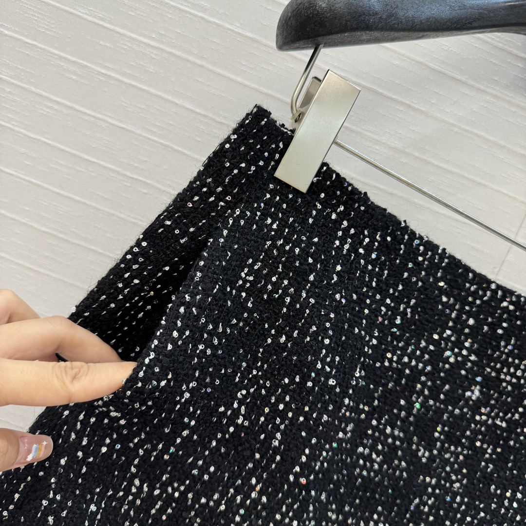 原版100%真丝里衬！
原版高端品质❤️Chan*l 25a新品！法式宫廷风亮片黑色软花呢半裙！绝美王炸