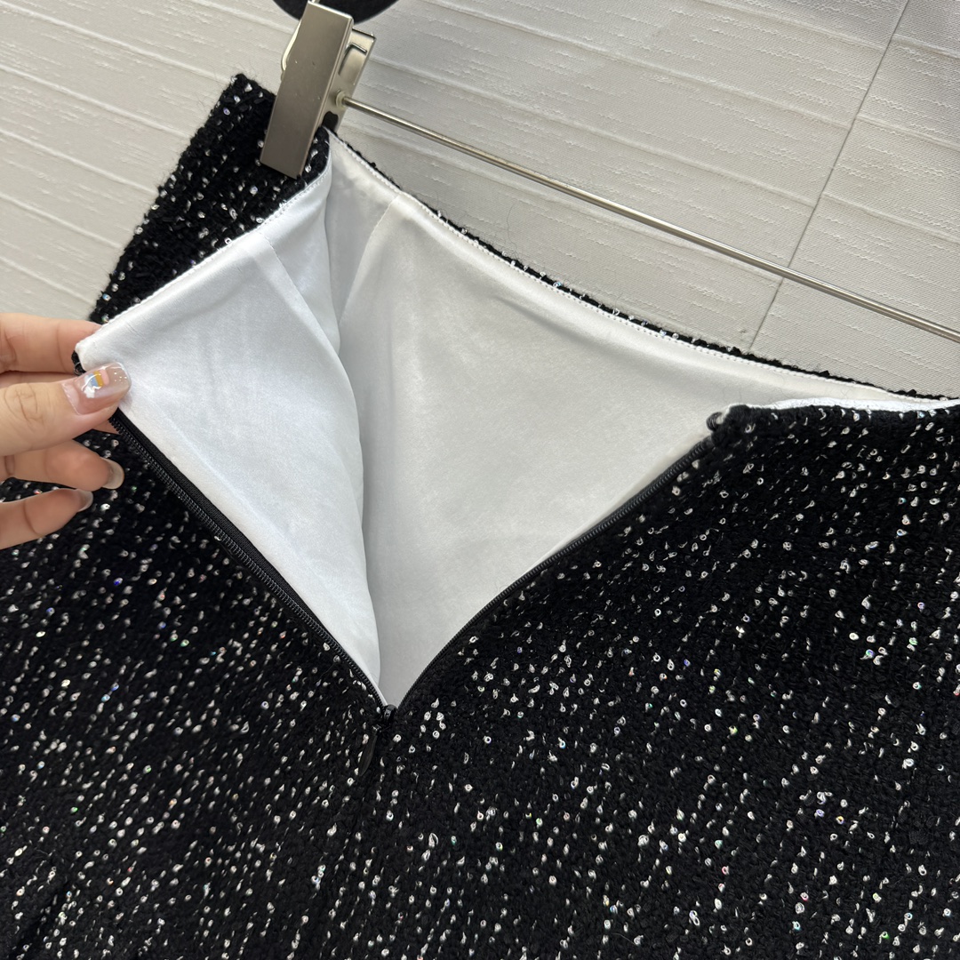 原版100%真丝里衬！
原版高端品质❤️Chan*l 25a新品！法式宫廷风亮片黑色软花呢半裙！绝美王炸