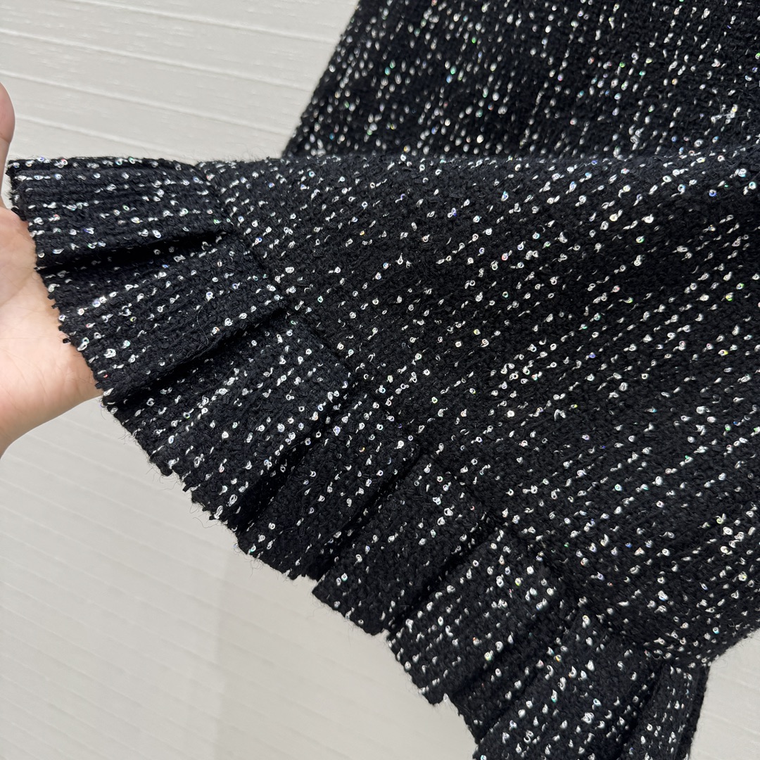 原版100%真丝里衬！
原版高端品质❤️Chan*l 25a新品！法式宫廷风亮片黑色软花呢半裙！绝美王炸