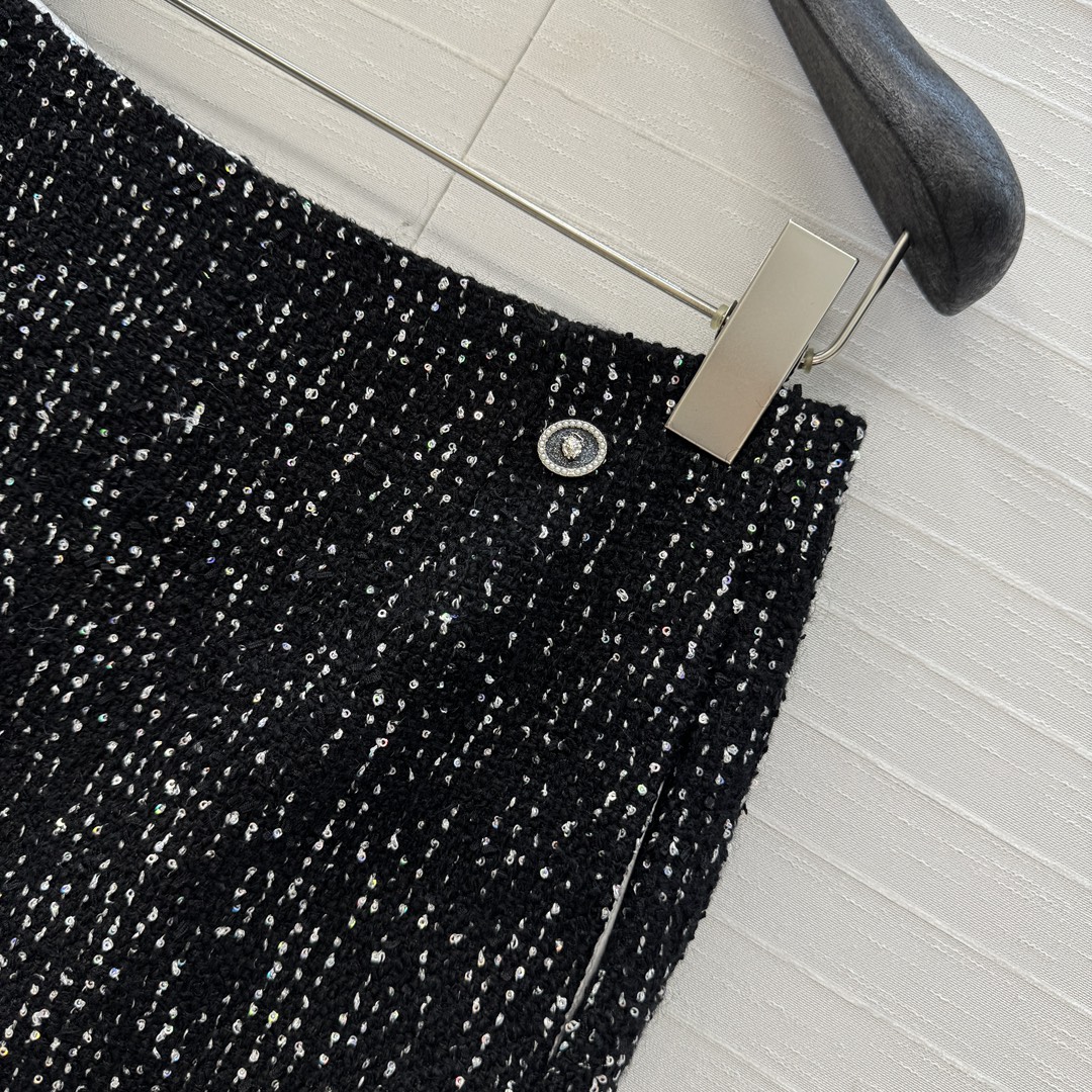 原版100%真丝里衬！
原版高端品质❤️Chan*l 25a新品！法式宫廷风亮片黑色软花呢半裙！绝美王炸