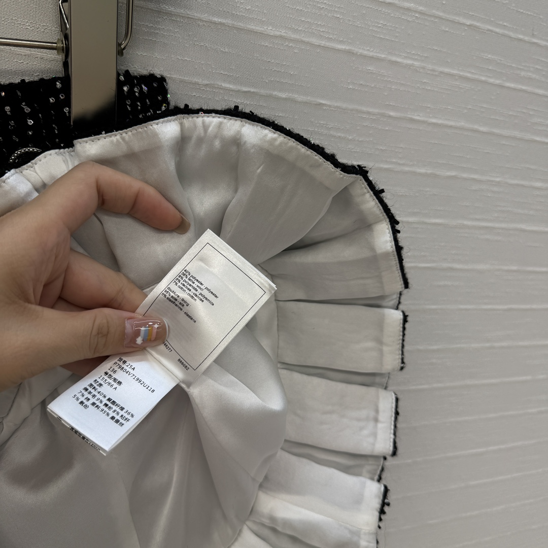 原版100%真丝里衬！
原版高端品质❤️Chan*l 25a新品！法式宫廷风亮片黑色软花呢半裙！绝美王炸