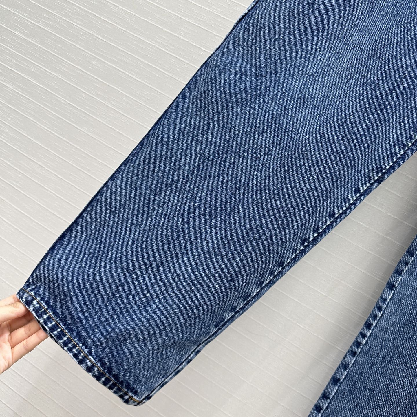 独家首发❤️爆单推荐，Alai*25新品时髦精穿搭！雪花蓝洗水牛仔裤！品牌调性立裁弯刀设计上身A爆啦！经