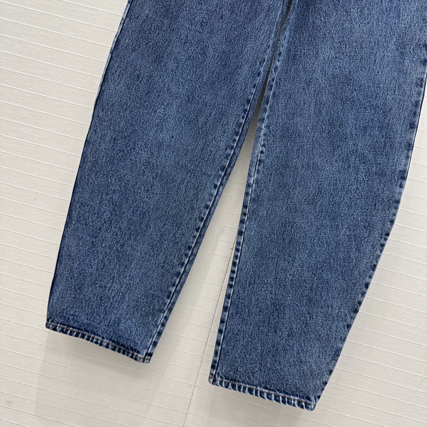 独家首发❤️爆单推荐，Alai*25新品时髦精穿搭！雪花蓝洗水牛仔裤！品牌调性立裁弯刀设计上身A爆啦！经