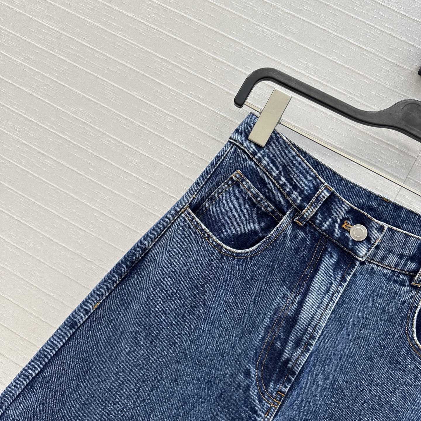 独家首发❤️爆单推荐，Alai*25新品时髦精穿搭！雪花蓝洗水牛仔裤！品牌调性立裁弯刀设计上身A爆啦！经