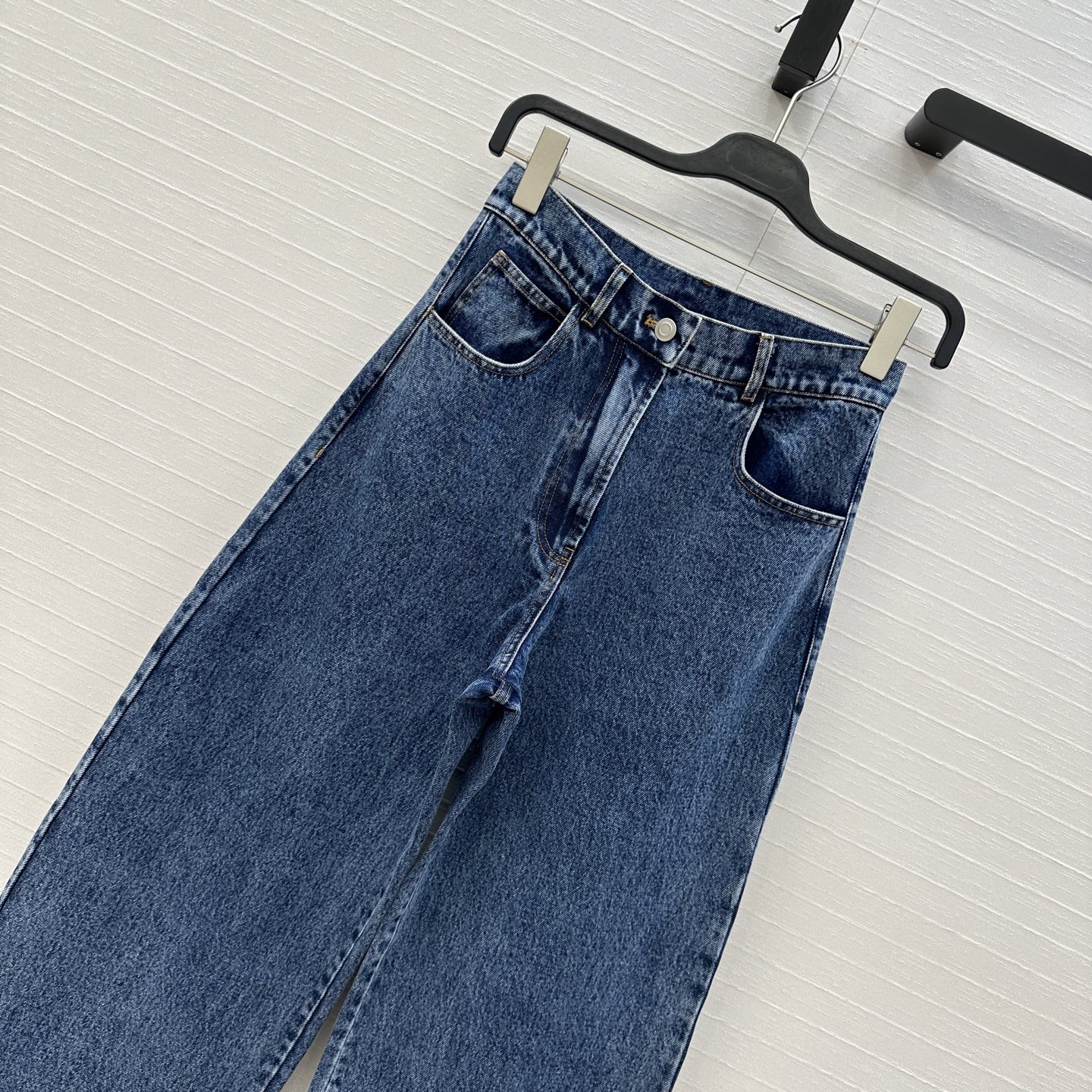 独家首发❤️爆单推荐，Alai*25新品时髦精穿搭！雪花蓝洗水牛仔裤！品牌调性立裁弯刀设计上身A爆啦！经