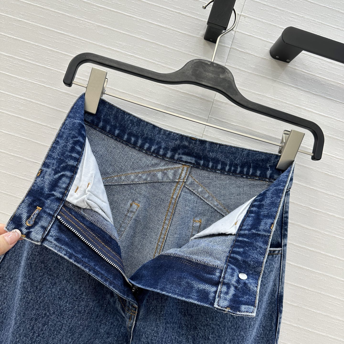 独家首发❤️爆单推荐，Alai*25新品时髦精穿搭！雪花蓝洗水牛仔裤！品牌调性立裁弯刀设计上身A爆啦！经