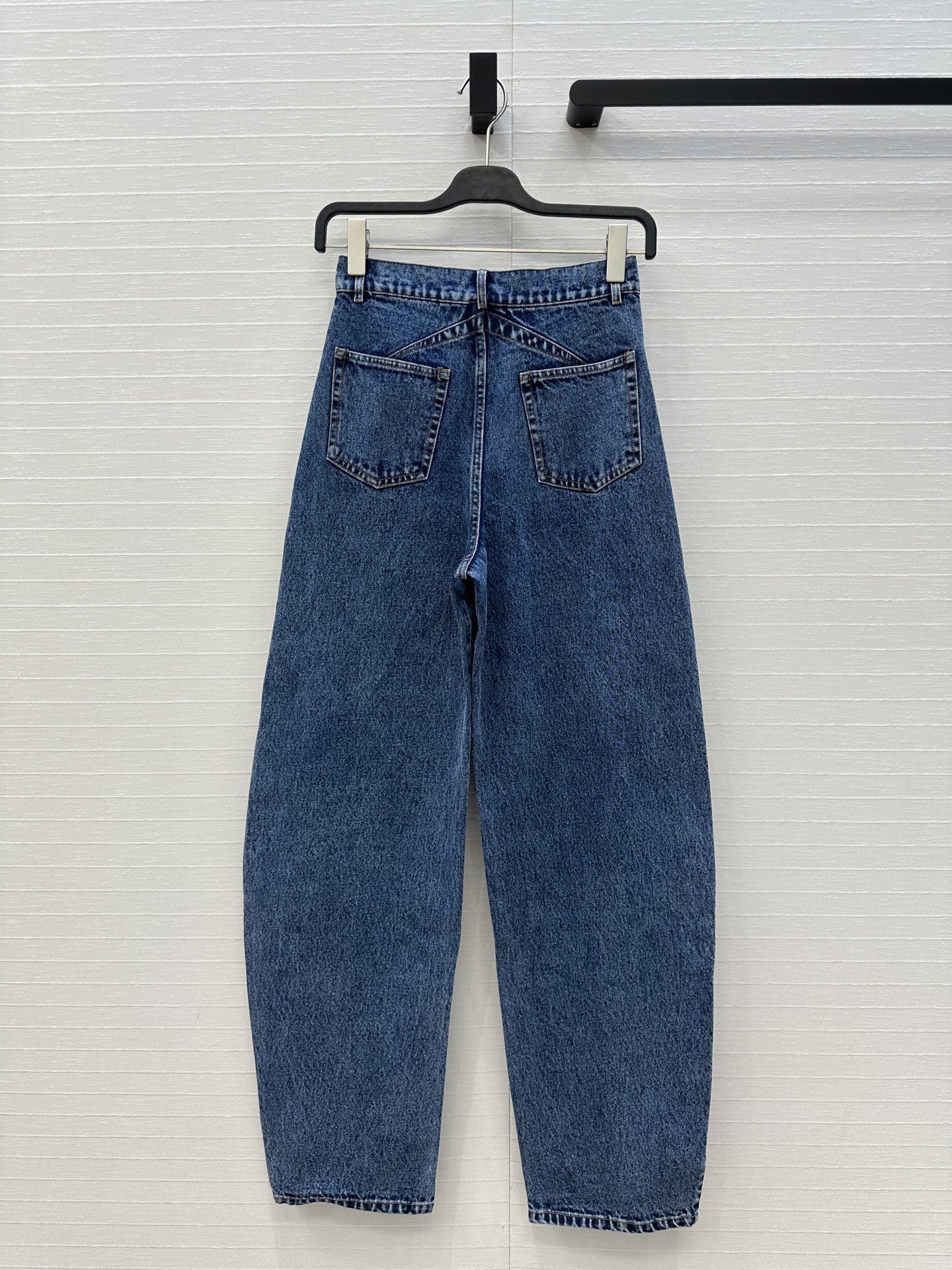 独家首发❤️爆单推荐，Alai*25新品时髦精穿搭！雪花蓝洗水牛仔裤！品牌调性立裁弯刀设计上身A爆啦！经