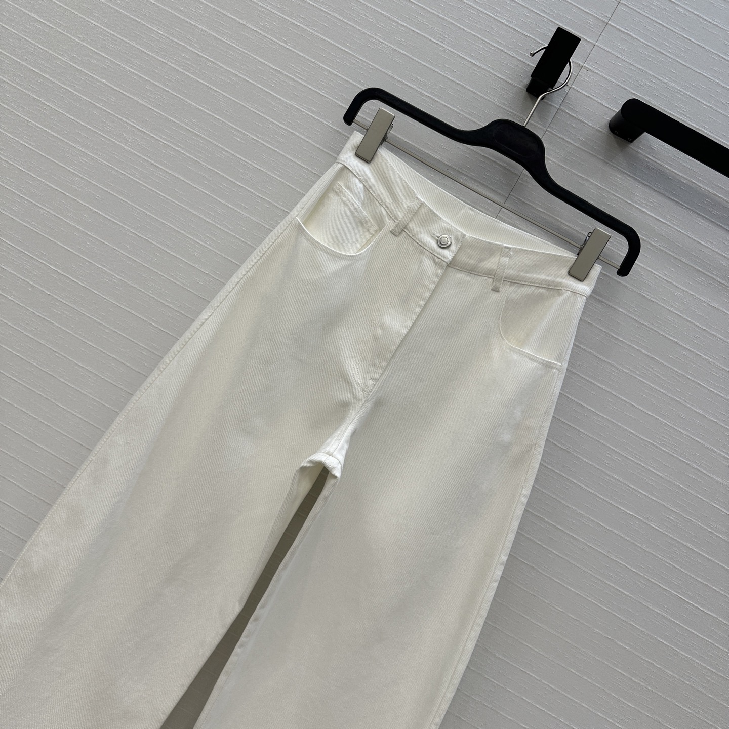 独家首发❤️爆单推荐，Alai*25新品时髦精穿搭！白色洗水牛仔裤！品牌调性立裁弯刀设计上身A爆啦！经典