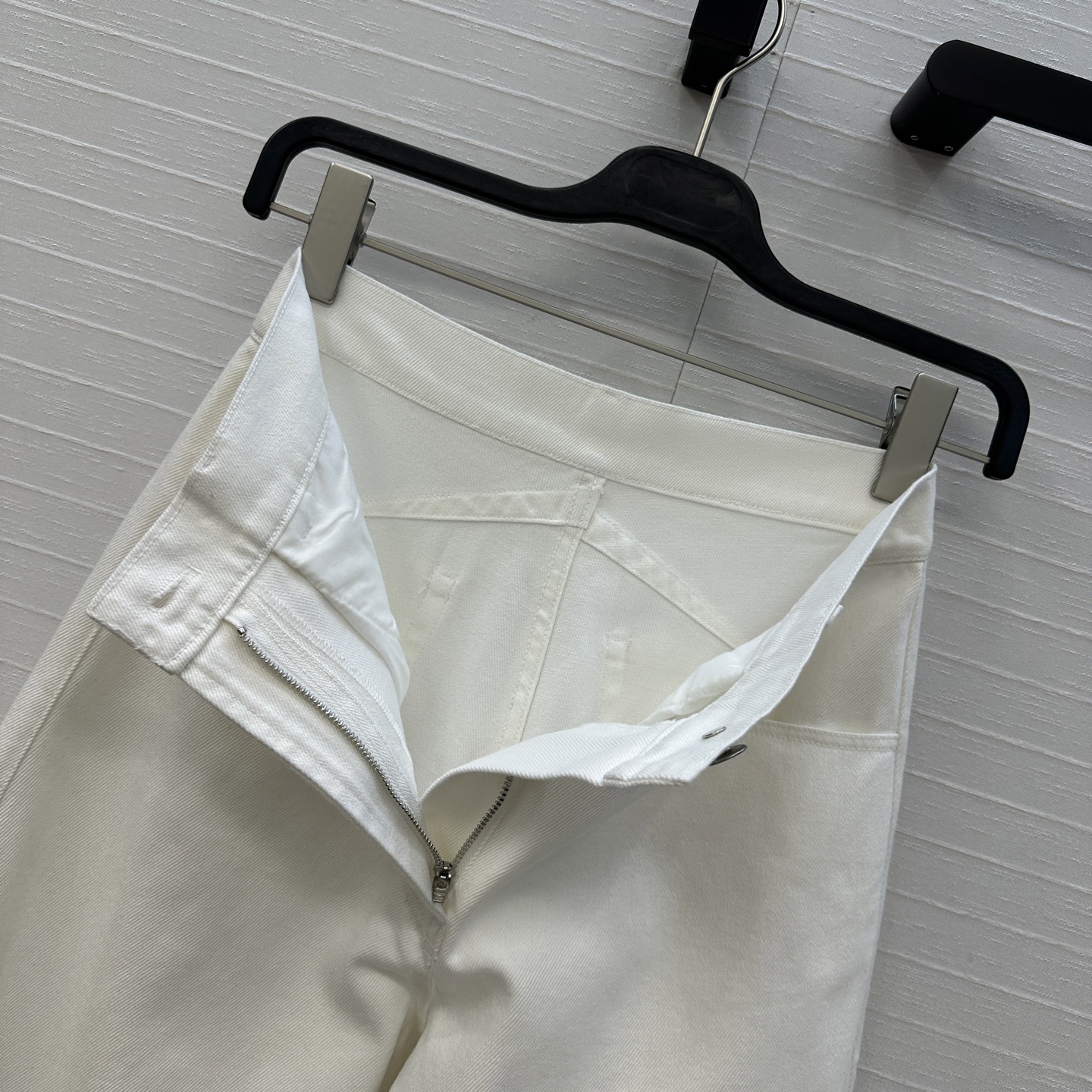 独家首发❤️爆单推荐，Alai*25新品时髦精穿搭！白色洗水牛仔裤！品牌调性立裁弯刀设计上身A爆啦！经典