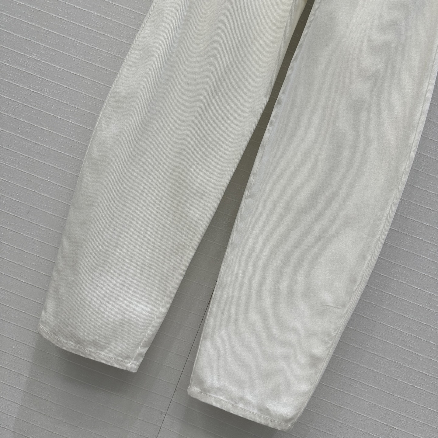 独家首发❤️爆单推荐，Alai*25新品时髦精穿搭！白色洗水牛仔裤！品牌调性立裁弯刀设计上身A爆啦！经典