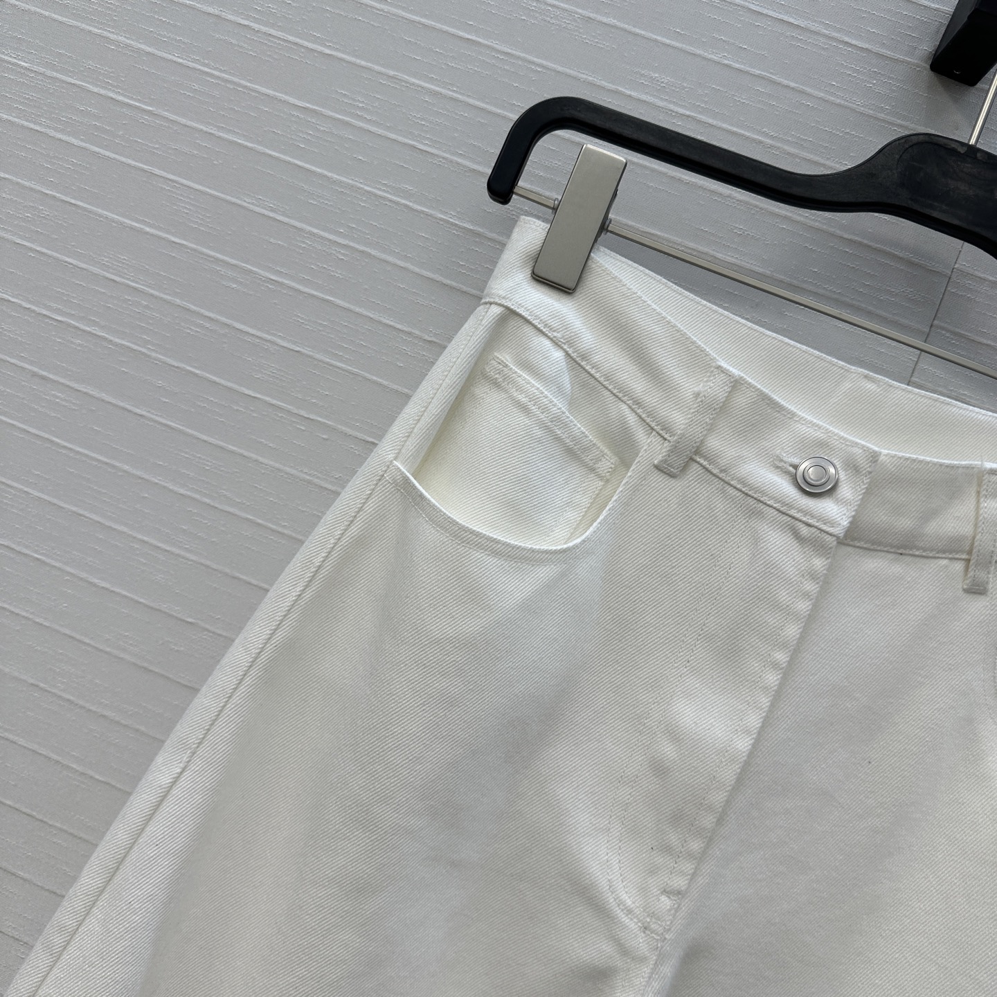 独家首发❤️爆单推荐，Alai*25新品时髦精穿搭！白色洗水牛仔裤！品牌调性立裁弯刀设计上身A爆啦！经典