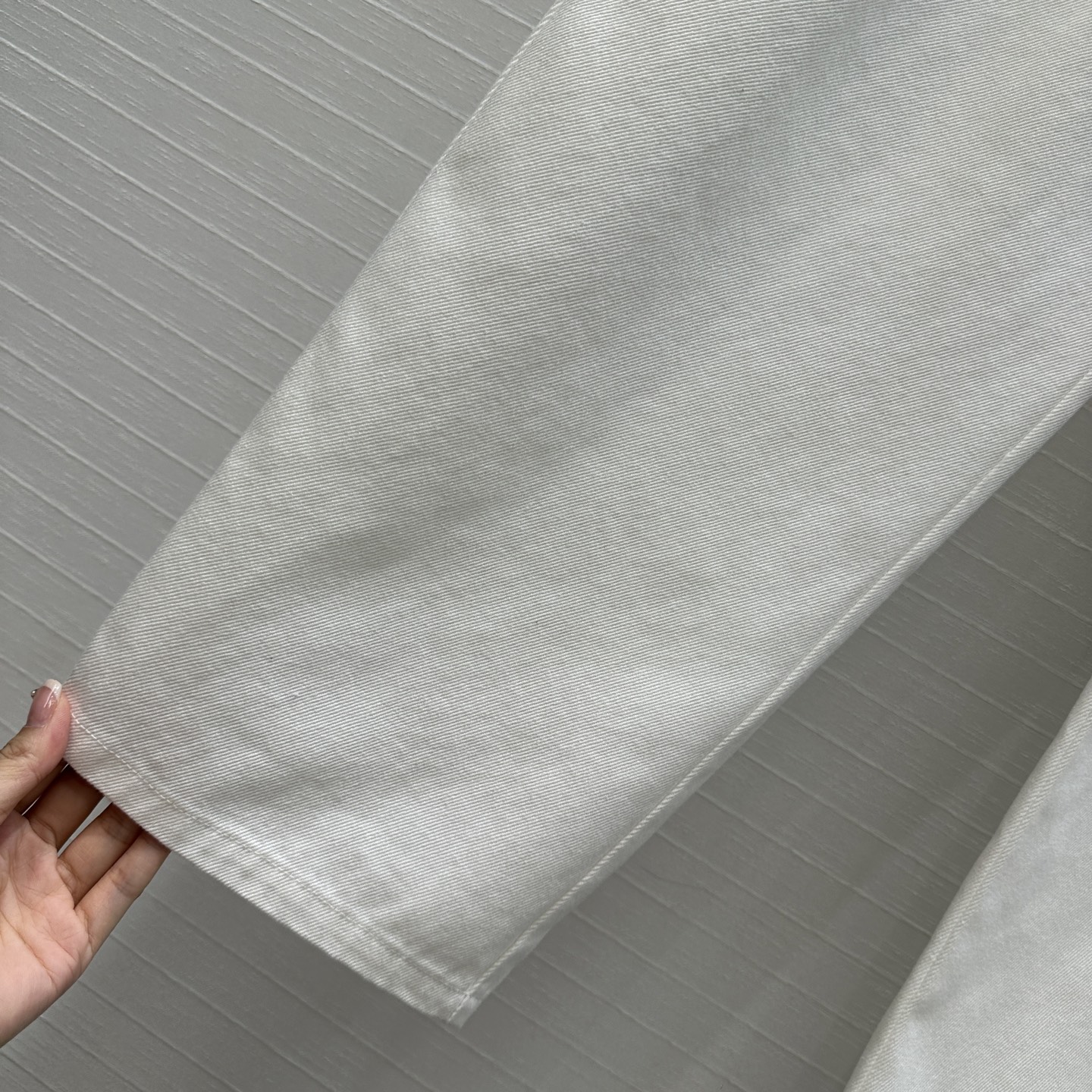 独家首发❤️爆单推荐，Alai*25新品时髦精穿搭！白色洗水牛仔裤！品牌调性立裁弯刀设计上身A爆啦！经典