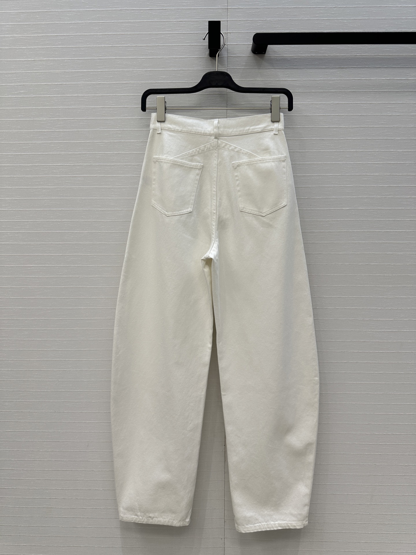 独家首发❤️爆单推荐，Alai*25新品时髦精穿搭！白色洗水牛仔裤！品牌调性立裁弯刀设计上身A爆啦！经典