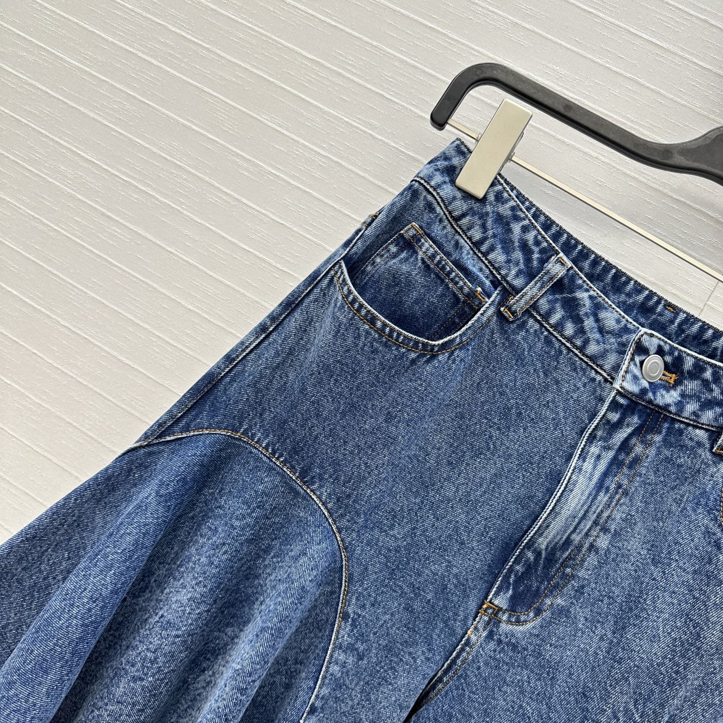 独家首发❤️爆单推荐，Alai*25新品时髦精穿搭！荷叶边雪花蓝洗水牛仔裤！品牌调性荷叶边剪裁设计版型走