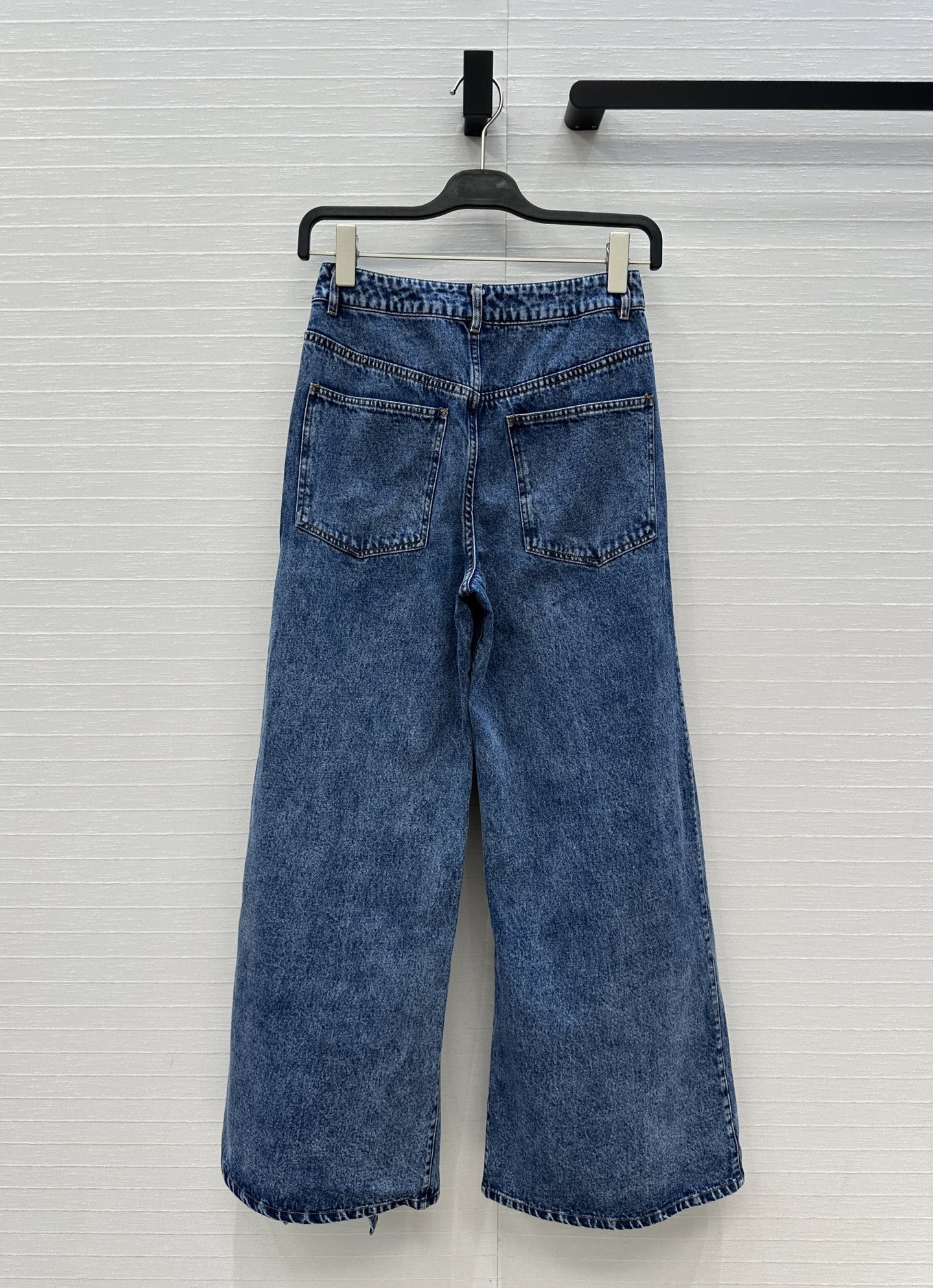 独家首发❤️爆单推荐，Alai*25新品时髦精穿搭！荷叶边雪花蓝洗水牛仔裤！品牌调性荷叶边剪裁设计版型走