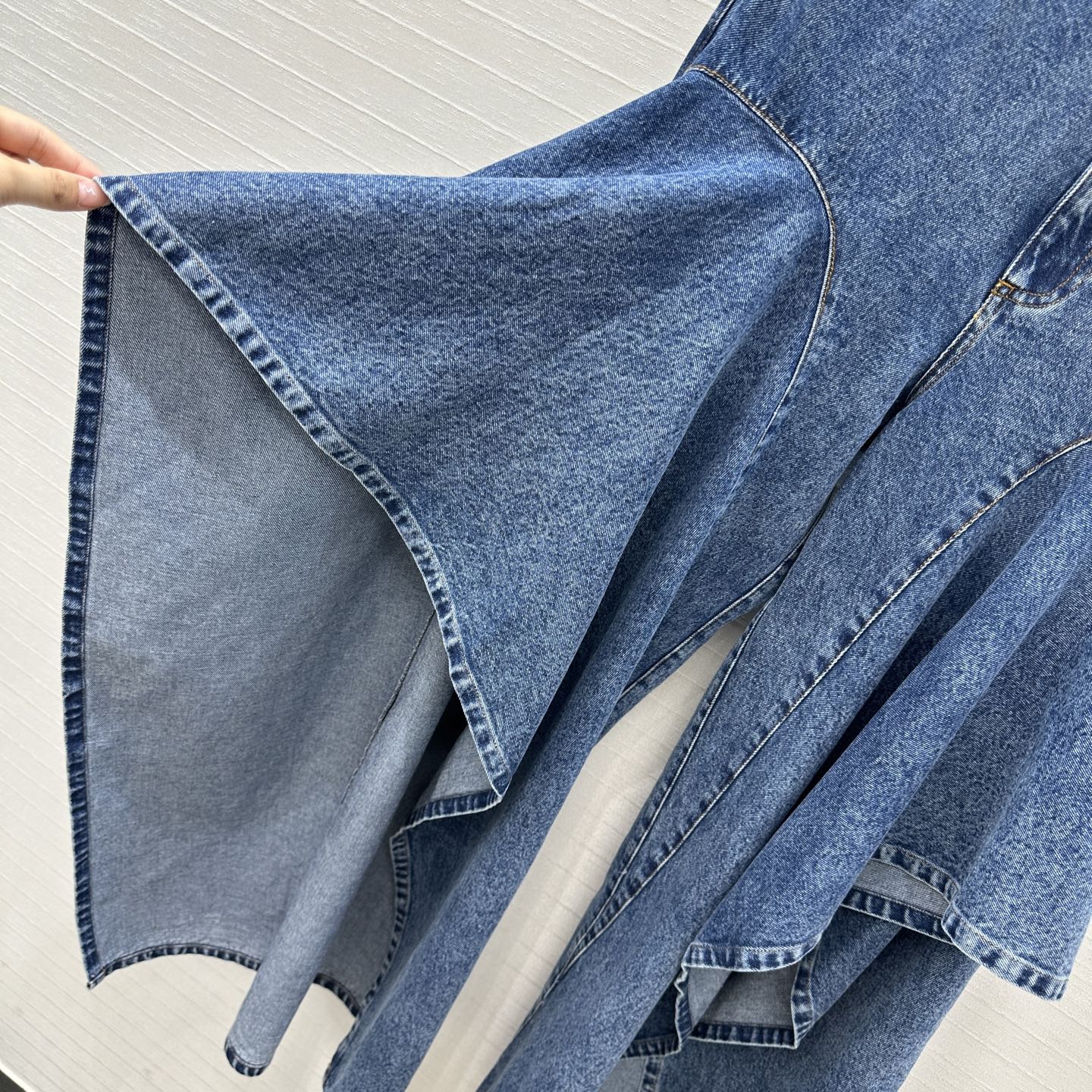 独家首发❤️爆单推荐，Alai*25新品时髦精穿搭！荷叶边雪花蓝洗水牛仔裤！品牌调性荷叶边剪裁设计版型走