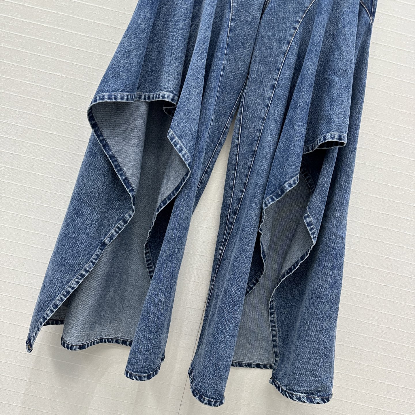 独家首发❤️爆单推荐，Alai*25新品时髦精穿搭！荷叶边雪花蓝洗水牛仔裤！品牌调性荷叶边剪裁设计版型走