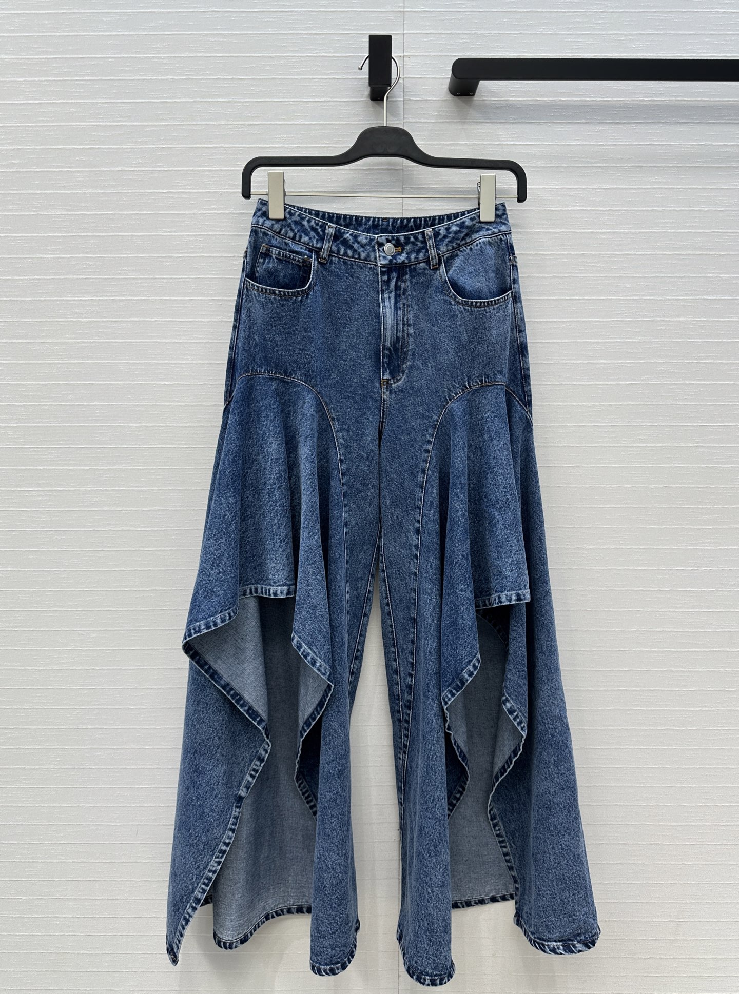 独家首发❤️爆单推荐，Alai*25新品时髦精穿搭！荷叶边雪花蓝洗水牛仔裤！品牌调性荷叶边剪裁设计版型走