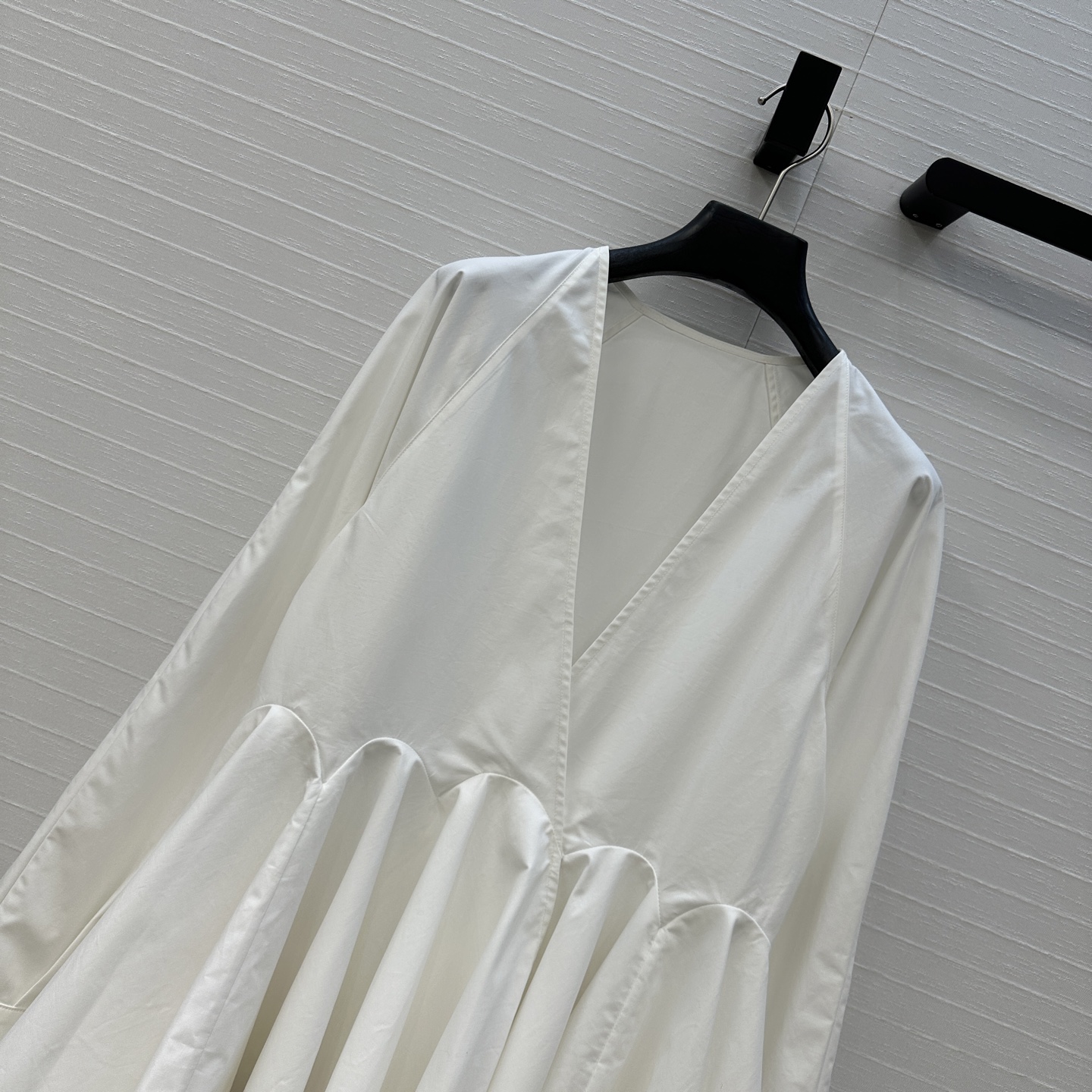 独家首发❤️原单品质，Alai*25早秋新品深V领简约娃娃白色衬衫，立体剪裁大A版型褶裥蓬蓬裙摆上身显瘦