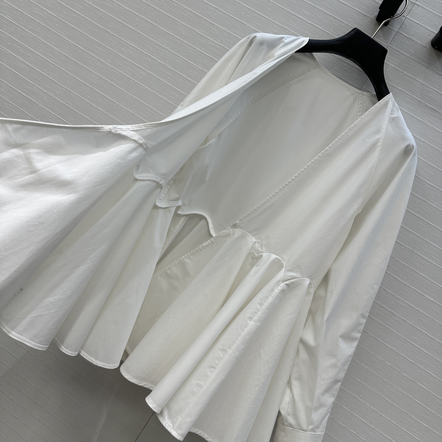 独家首发❤️原单品质，Alai*25早秋新品深V领简约娃娃白色衬衫，立体剪裁大A版型褶裥蓬蓬裙摆上身显瘦