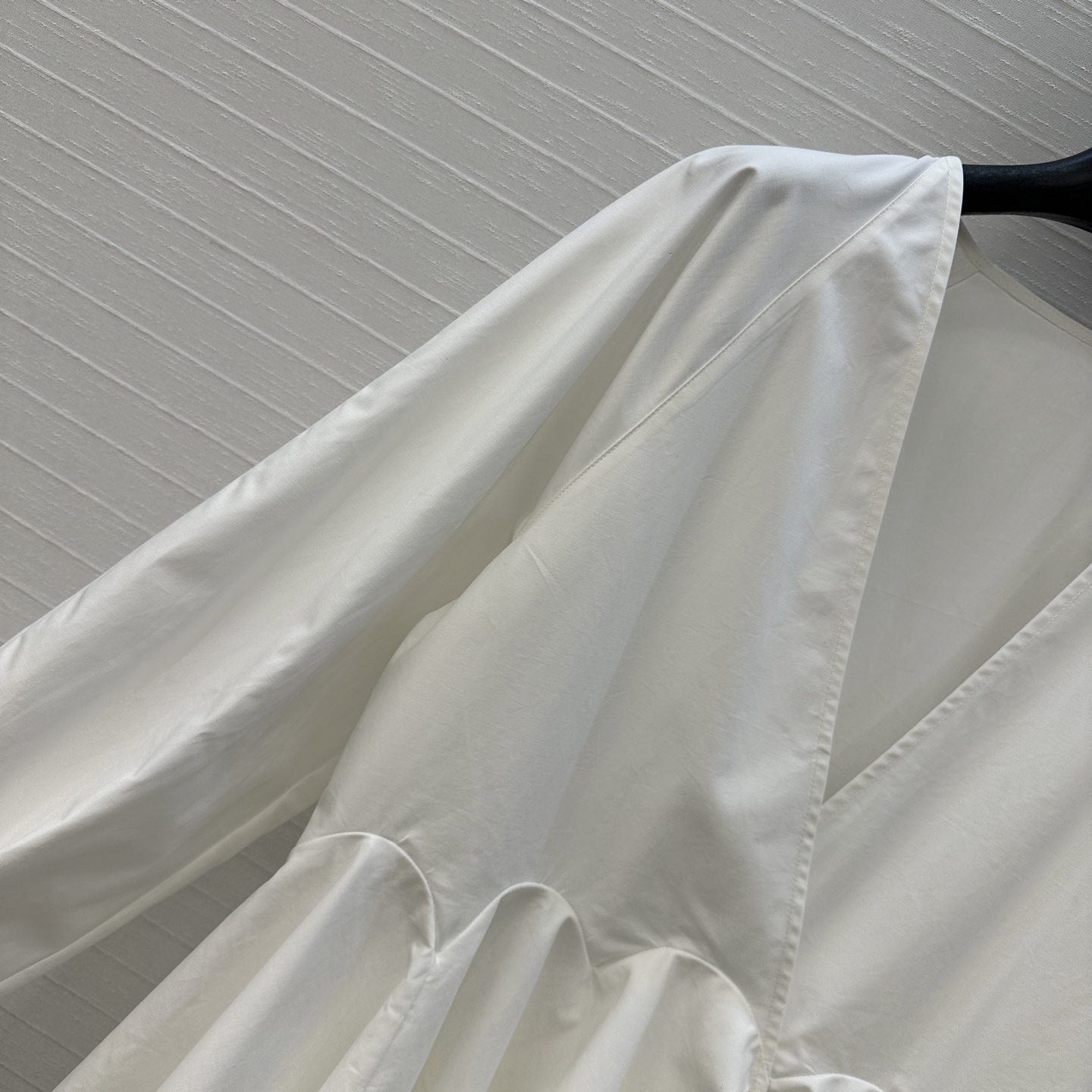 独家首发❤️原单品质，Alai*25早秋新品深V领简约娃娃白色衬衫，立体剪裁大A版型褶裥蓬蓬裙摆上身显瘦