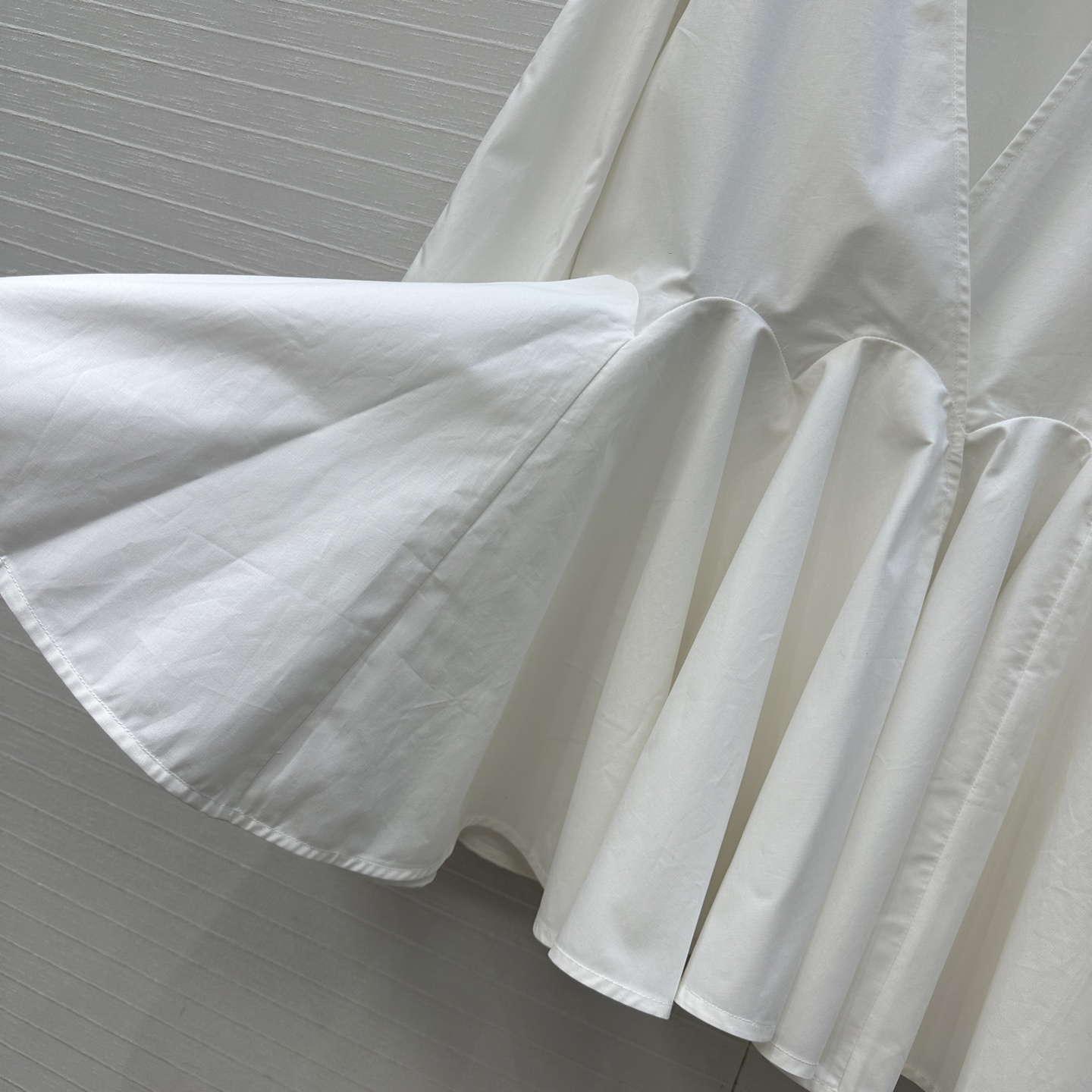 独家首发❤️原单品质，Alai*25早秋新品深V领简约娃娃白色衬衫，立体剪裁大A版型褶裥蓬蓬裙摆上身显瘦