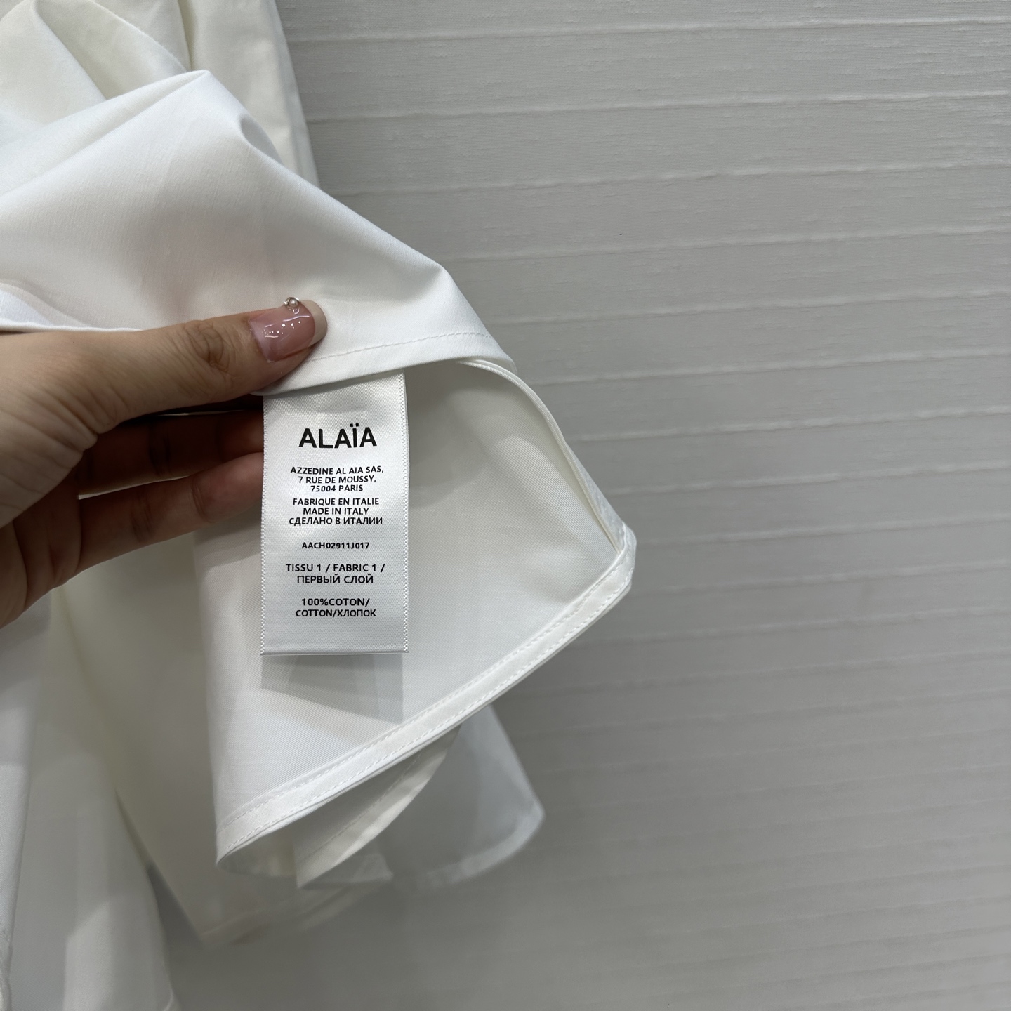 独家首发❤️原单品质，Alai*25早秋新品深V领简约娃娃白色衬衫，立体剪裁大A版型褶裥蓬蓬裙摆上身显瘦