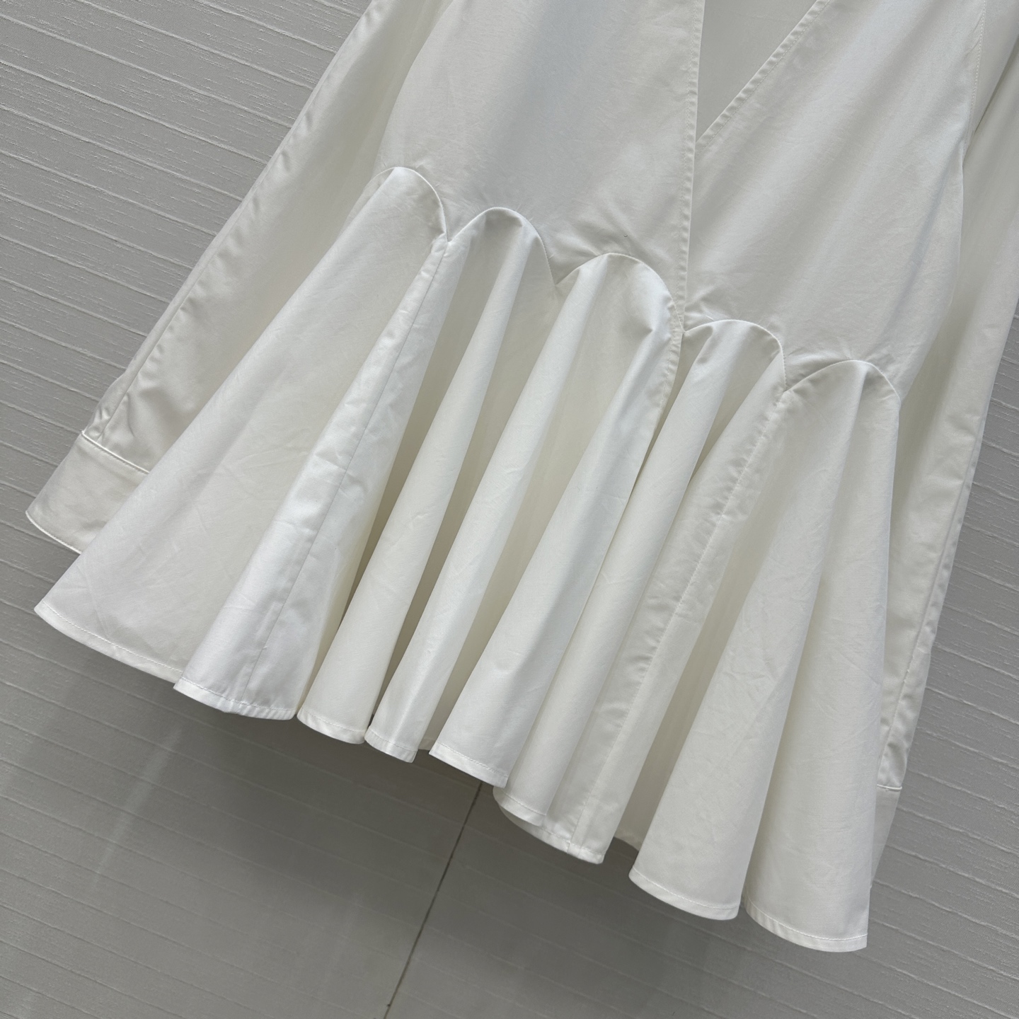 独家首发❤️原单品质，Alai*25早秋新品深V领简约娃娃白色衬衫，立体剪裁大A版型褶裥蓬蓬裙摆上身显瘦