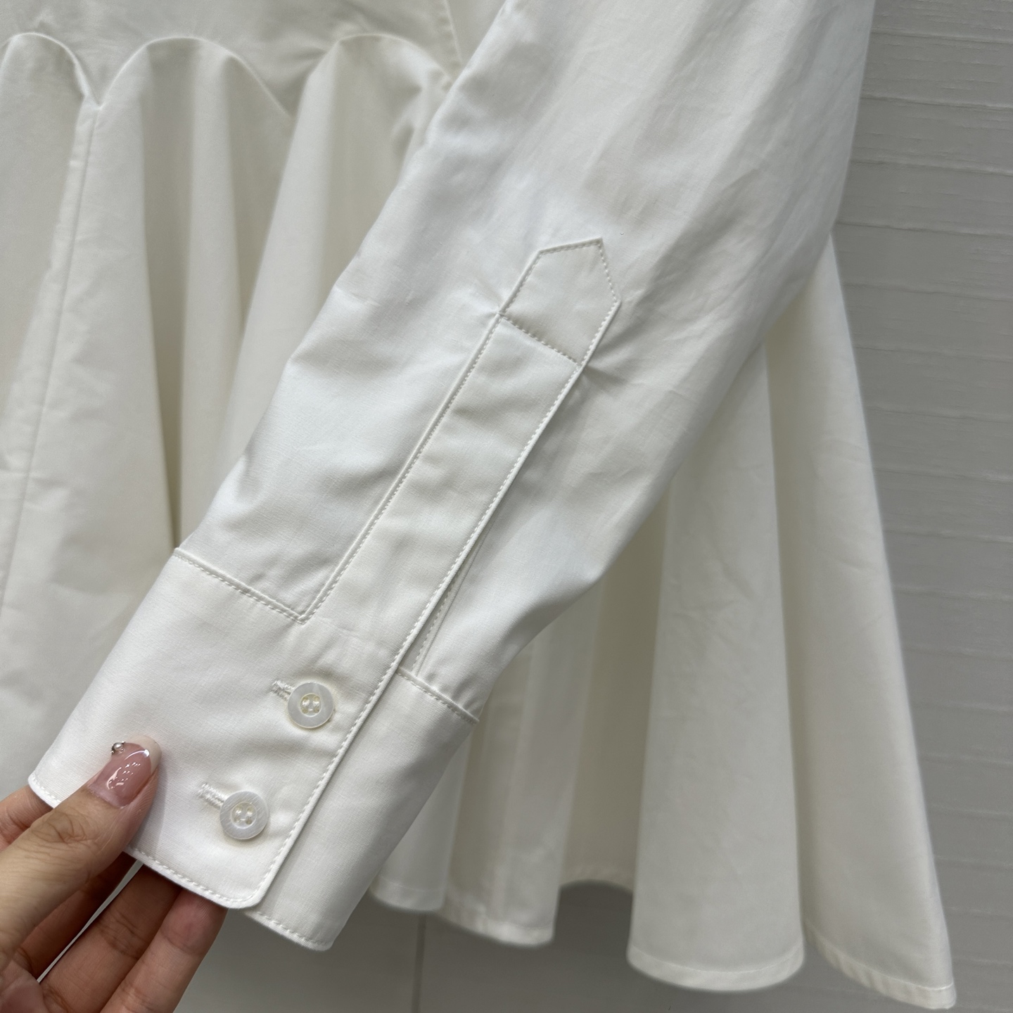 独家首发❤️原单品质，Alai*25早秋新品深V领简约娃娃白色衬衫，立体剪裁大A版型褶裥蓬蓬裙摆上身显瘦