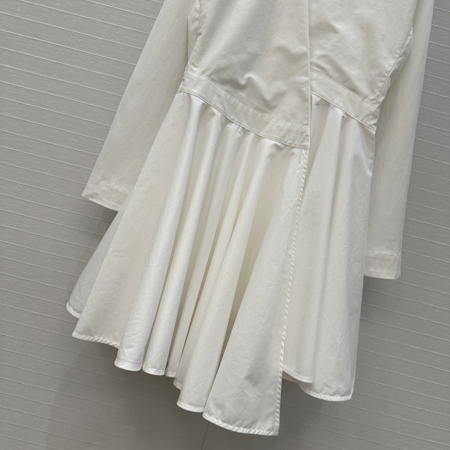 独家首发❤️原单品质，Alai*新品深V领收腰不对称白色衬衫裙，巧妙的螺旋侧扣设计不对称褶裥蓬蓬裙摆立体