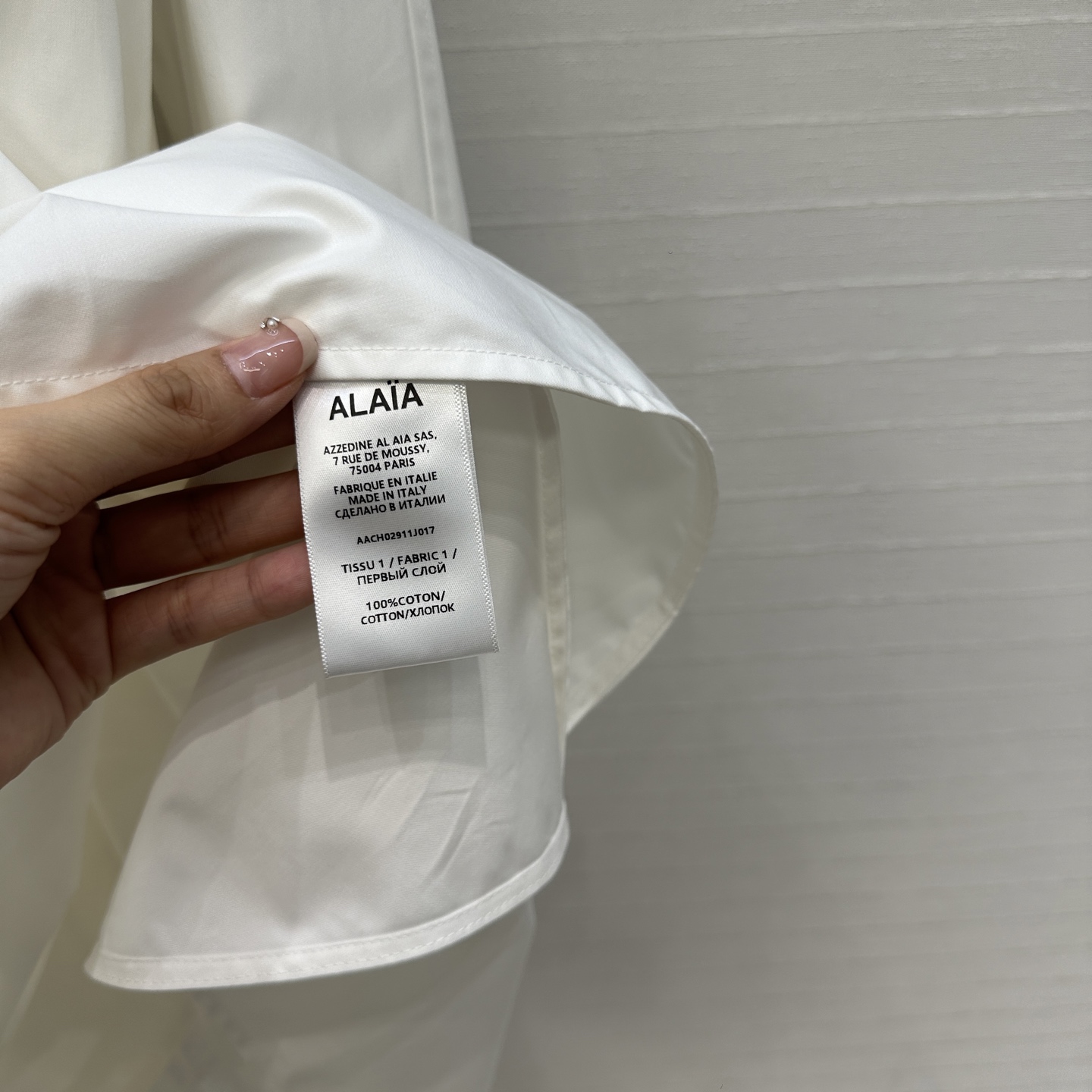 独家首发❤️原单品质，Alai*新品深V领收腰不对称白色衬衫裙，巧妙的螺旋侧扣设计不对称褶裥蓬蓬裙摆立体