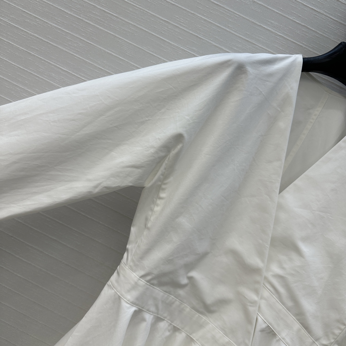 独家首发❤️原单品质，Alai*新品深V领收腰不对称白色衬衫裙，巧妙的螺旋侧扣设计不对称褶裥蓬蓬裙摆立体