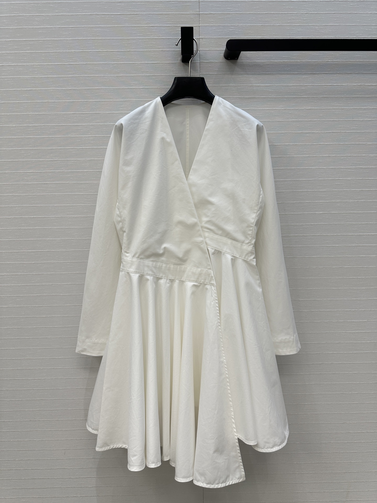 独家首发❤️原单品质，Alai*新品深V领收腰不对称白色衬衫裙，巧妙的螺旋侧扣设计不对称褶裥蓬蓬裙摆立体