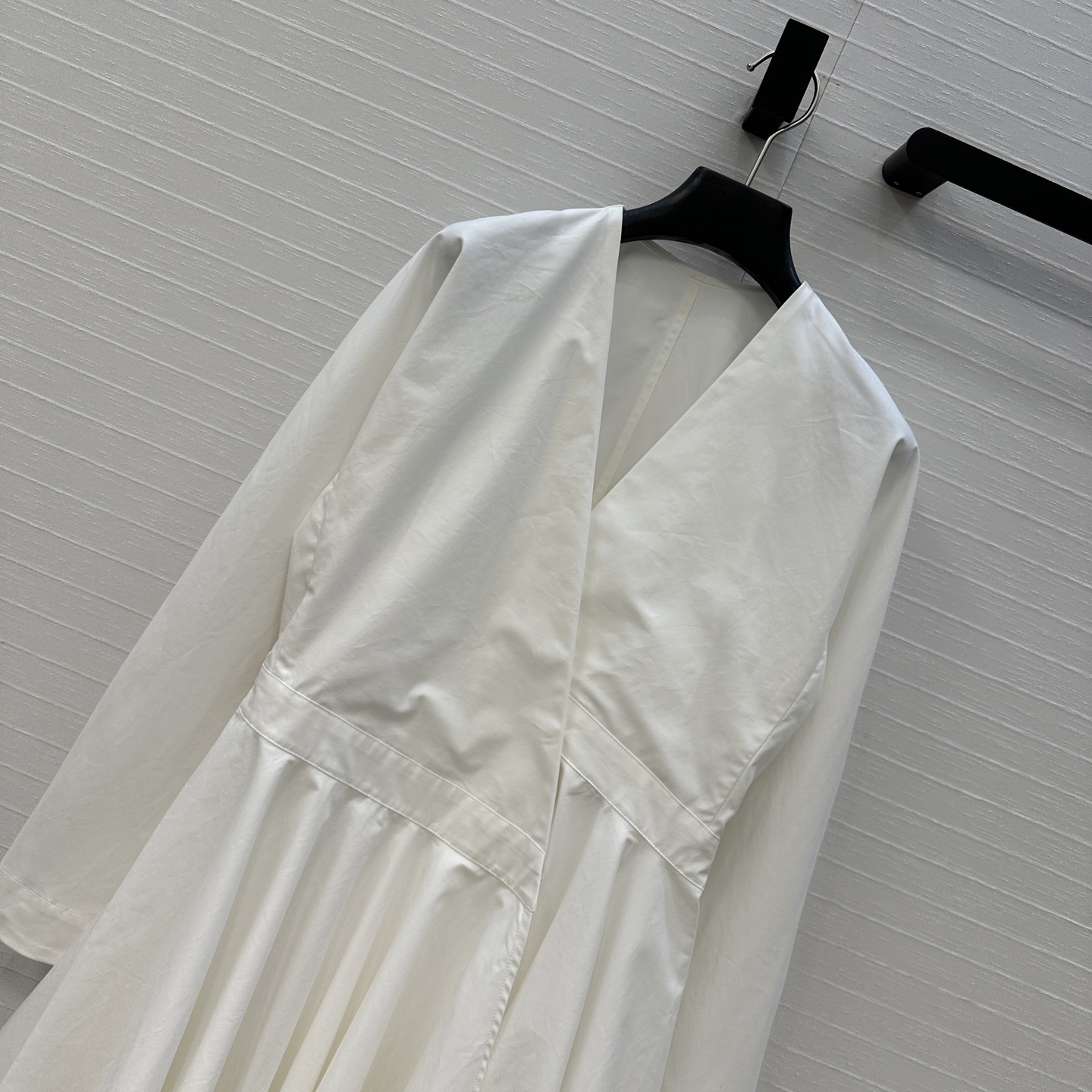 独家首发❤️原单品质，Alai*新品深V领收腰不对称白色衬衫裙，巧妙的螺旋侧扣设计不对称褶裥蓬蓬裙摆立体