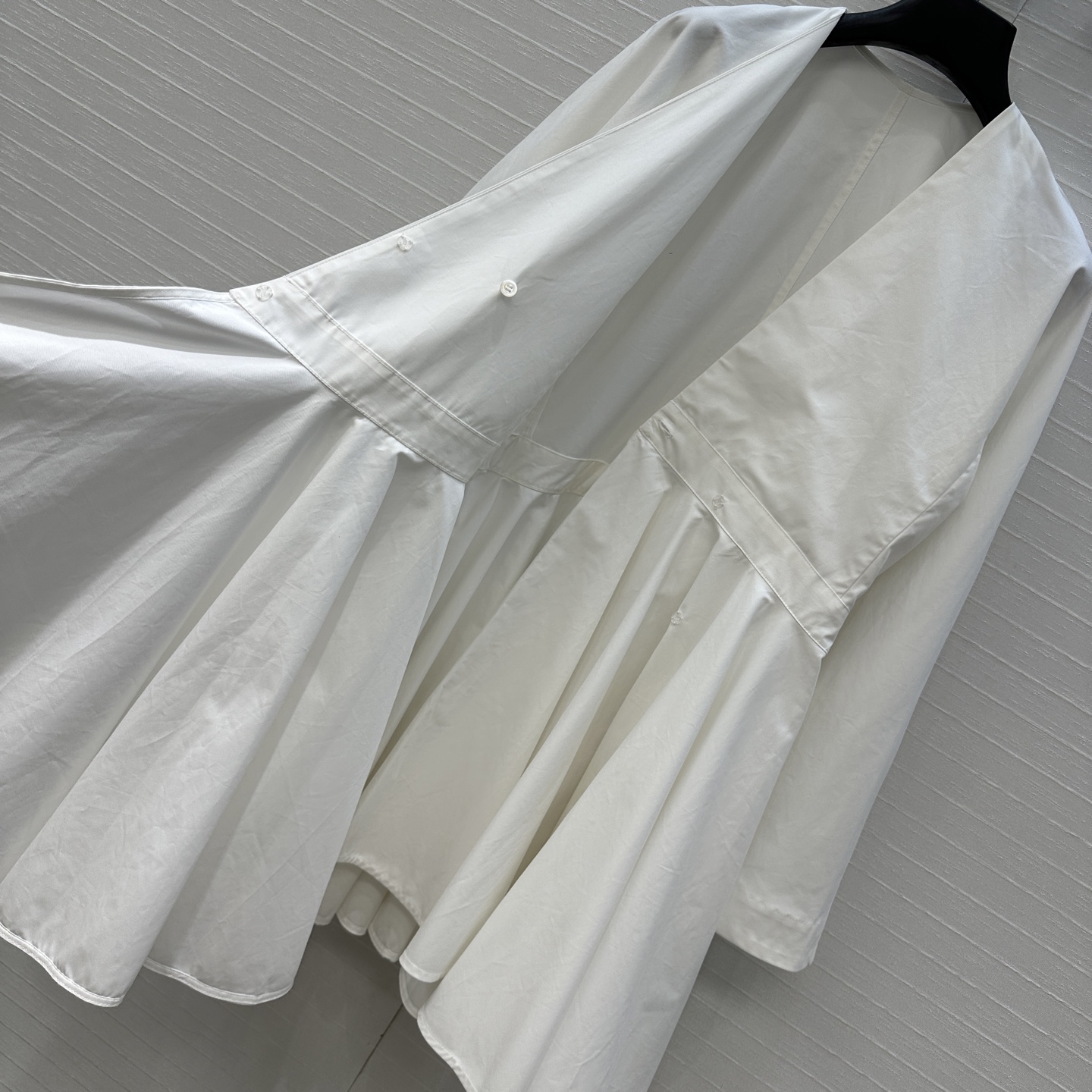 独家首发❤️原单品质，Alai*新品深V领收腰不对称白色衬衫裙，巧妙的螺旋侧扣设计不对称褶裥蓬蓬裙摆立体