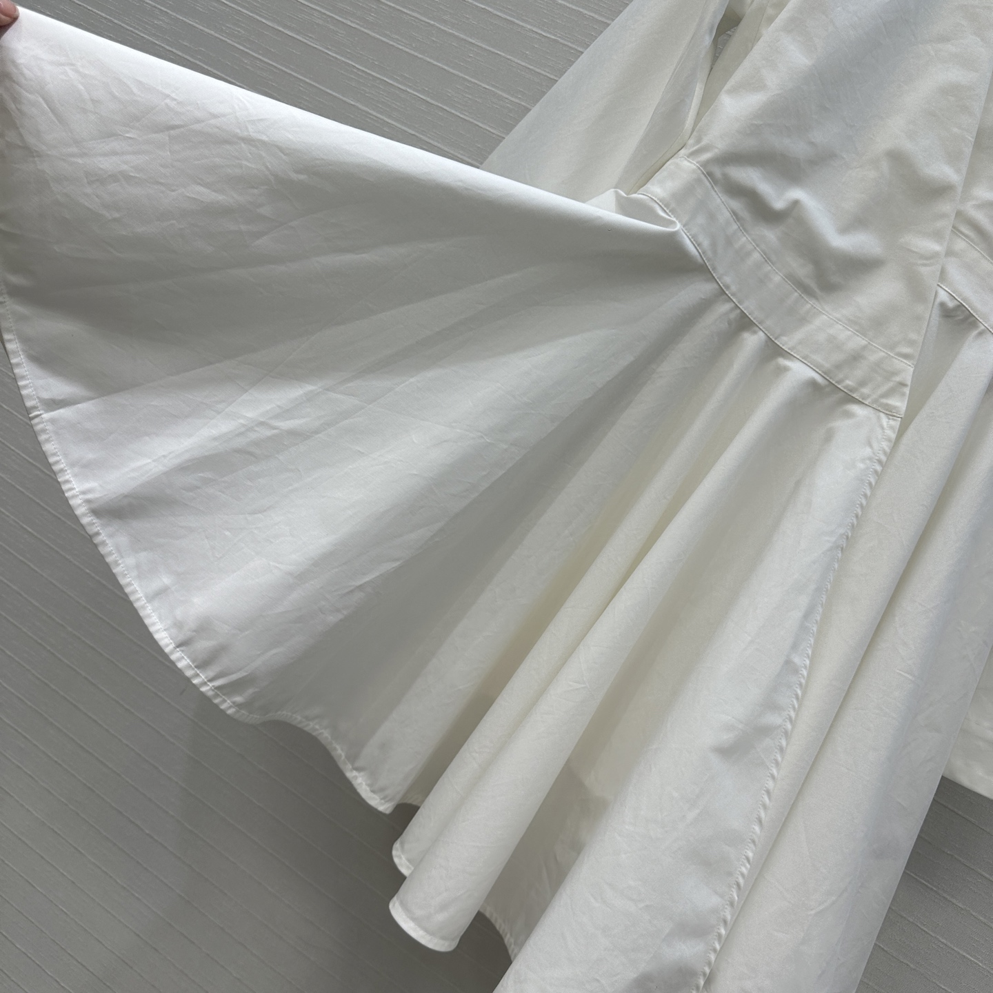 独家首发❤️原单品质，Alai*新品深V领收腰不对称白色衬衫裙，巧妙的螺旋侧扣设计不对称褶裥蓬蓬裙摆立体