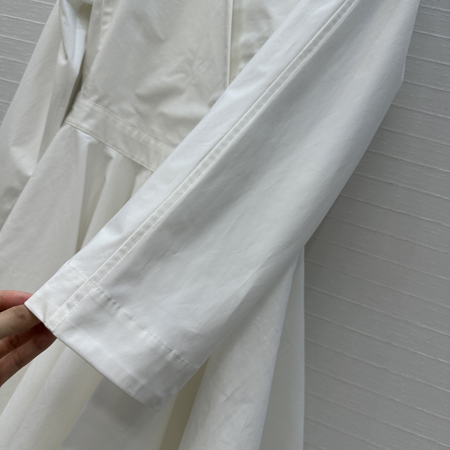 独家首发❤️原单品质，Alai*新品深V领收腰不对称白色衬衫裙，巧妙的螺旋侧扣设计不对称褶裥蓬蓬裙摆立体