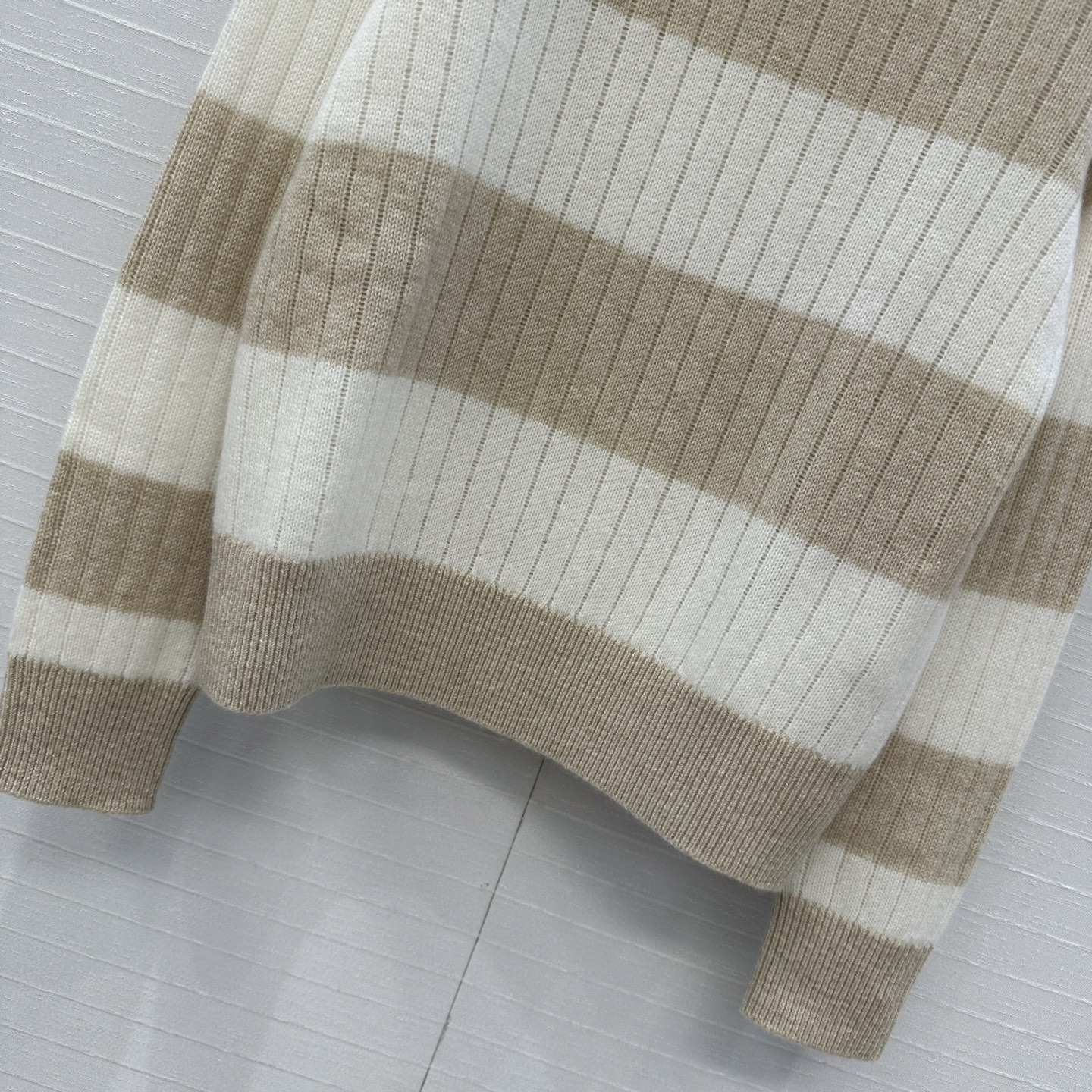 “Exclusive P912 Women’s Suit: Soft, Cozy, Stripes, Metal Buttons, Two Colors” - 图片 6